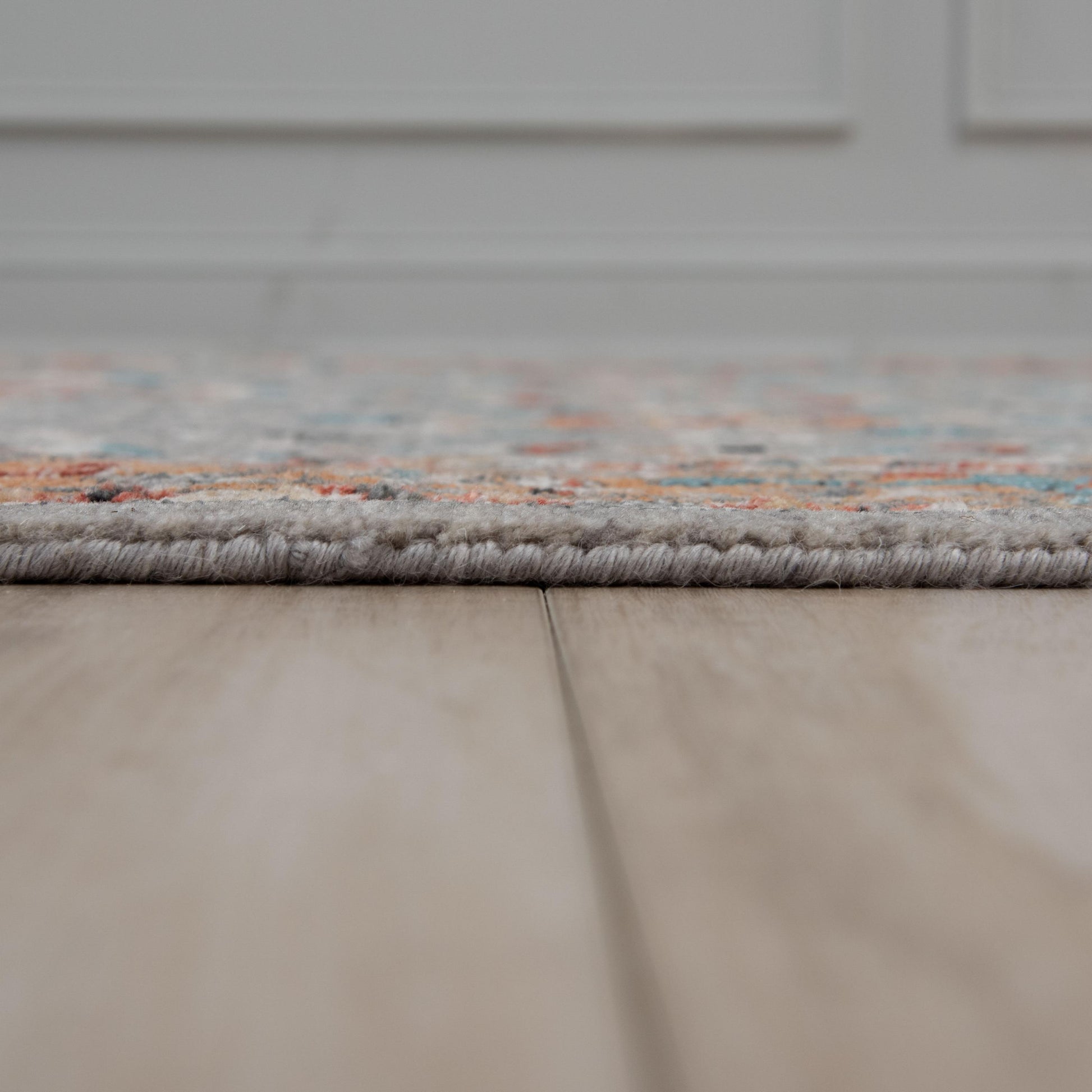 Intrigue Traditional rug, 2' x 3'.