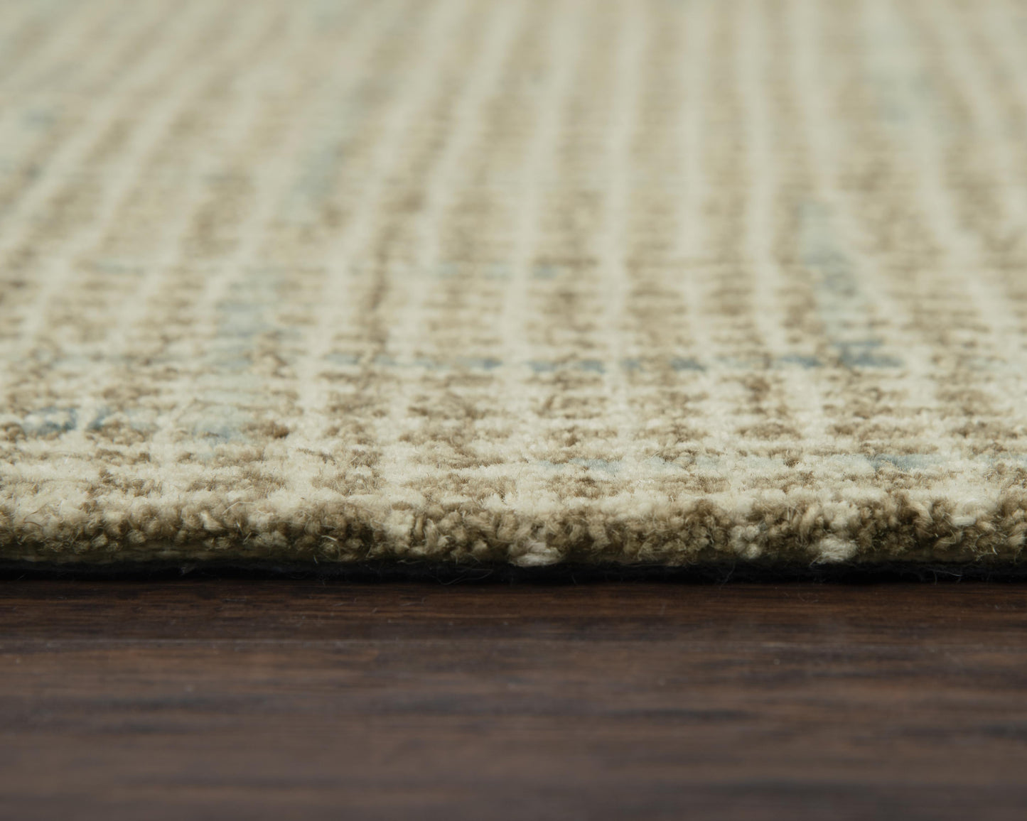 Casual rug, 8' x 10'.