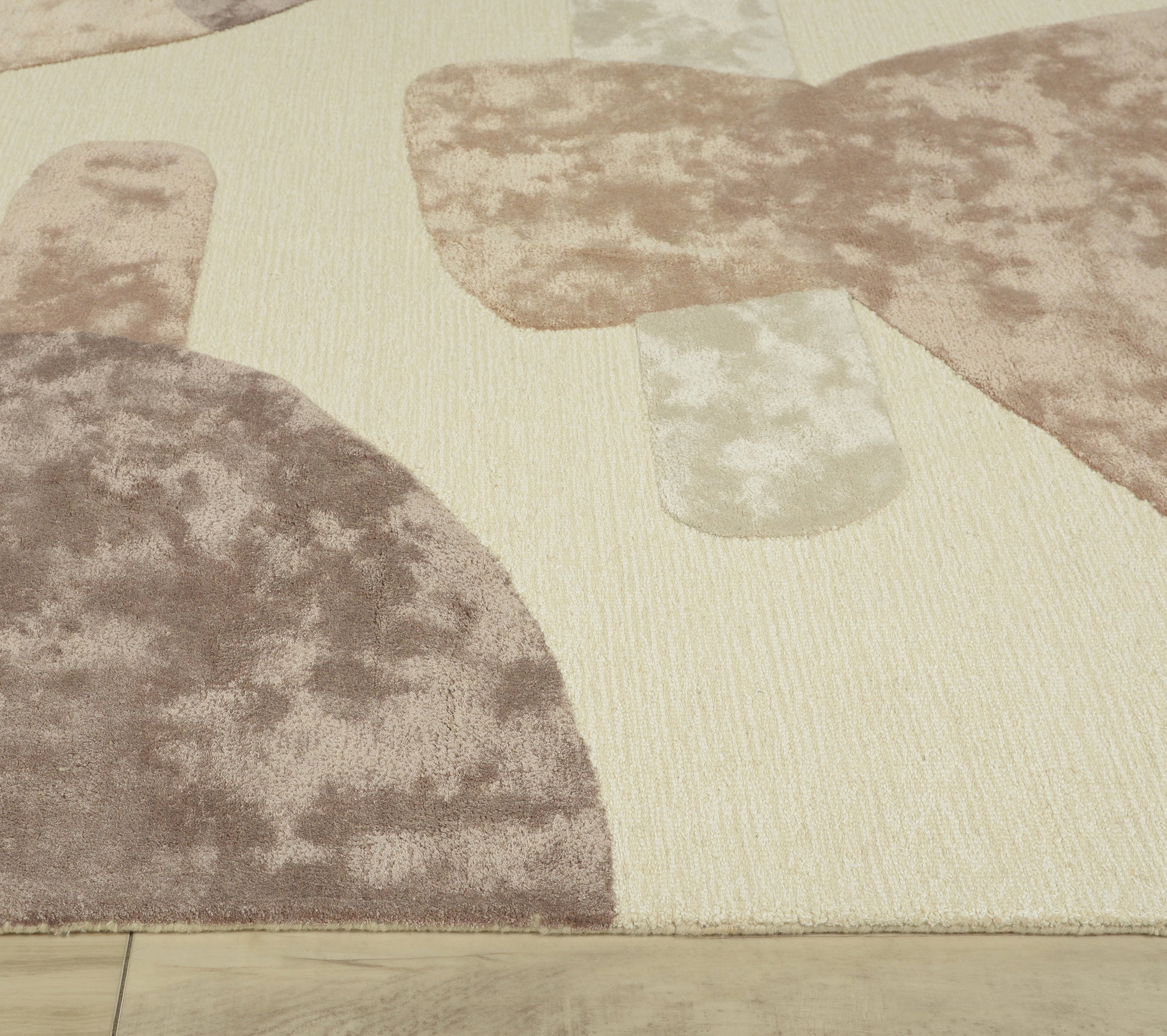 Modern rug, 5' x 8'.