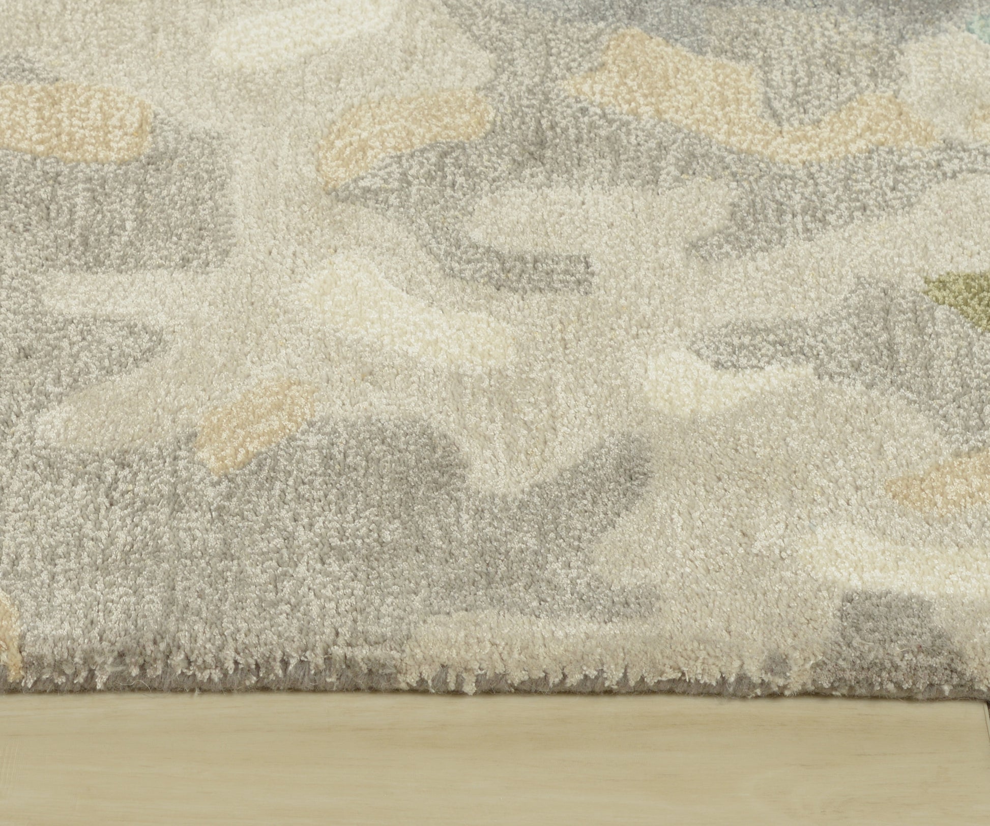 Modern rug, 2' x 3'.