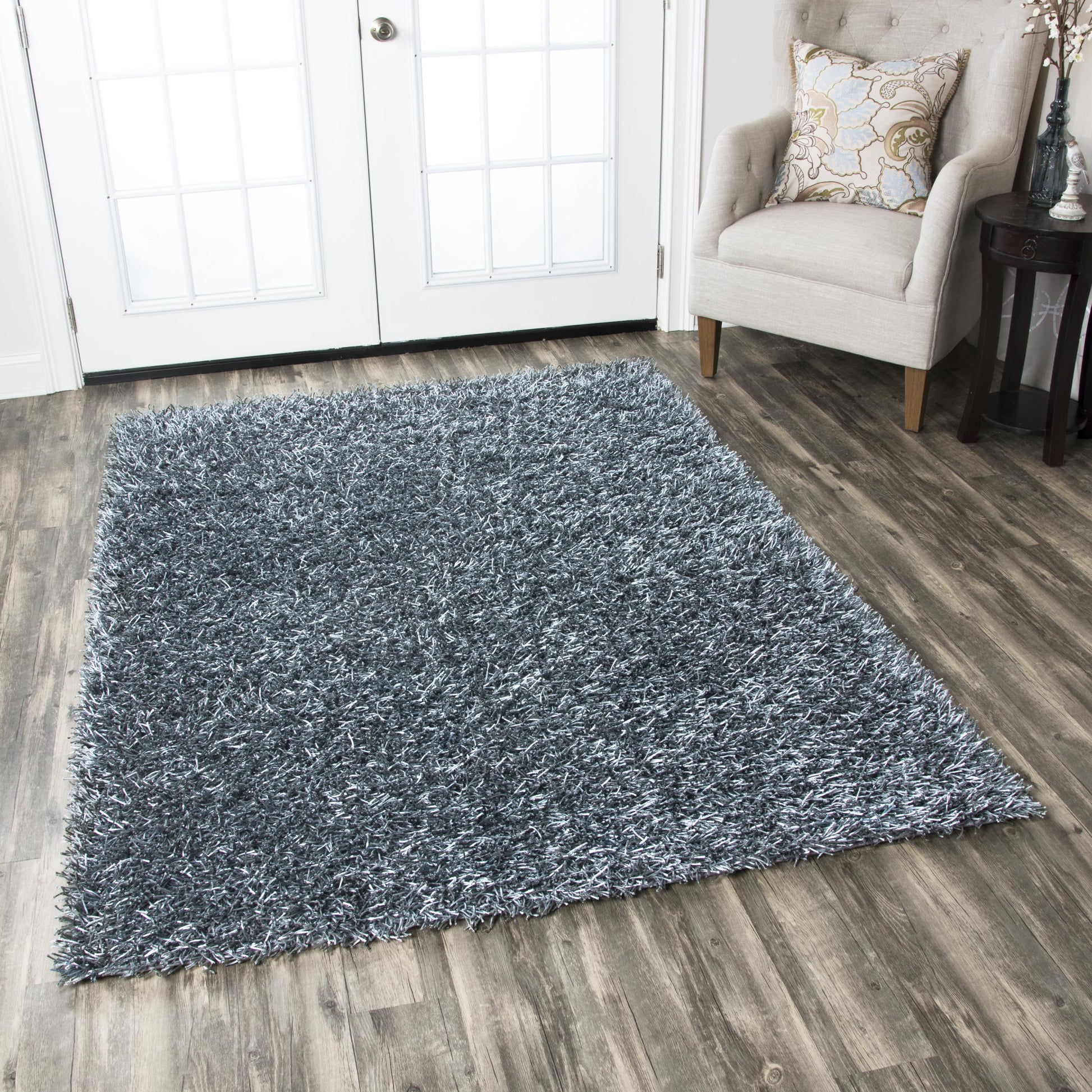 Rectangular shag rug, 6' x 9'.