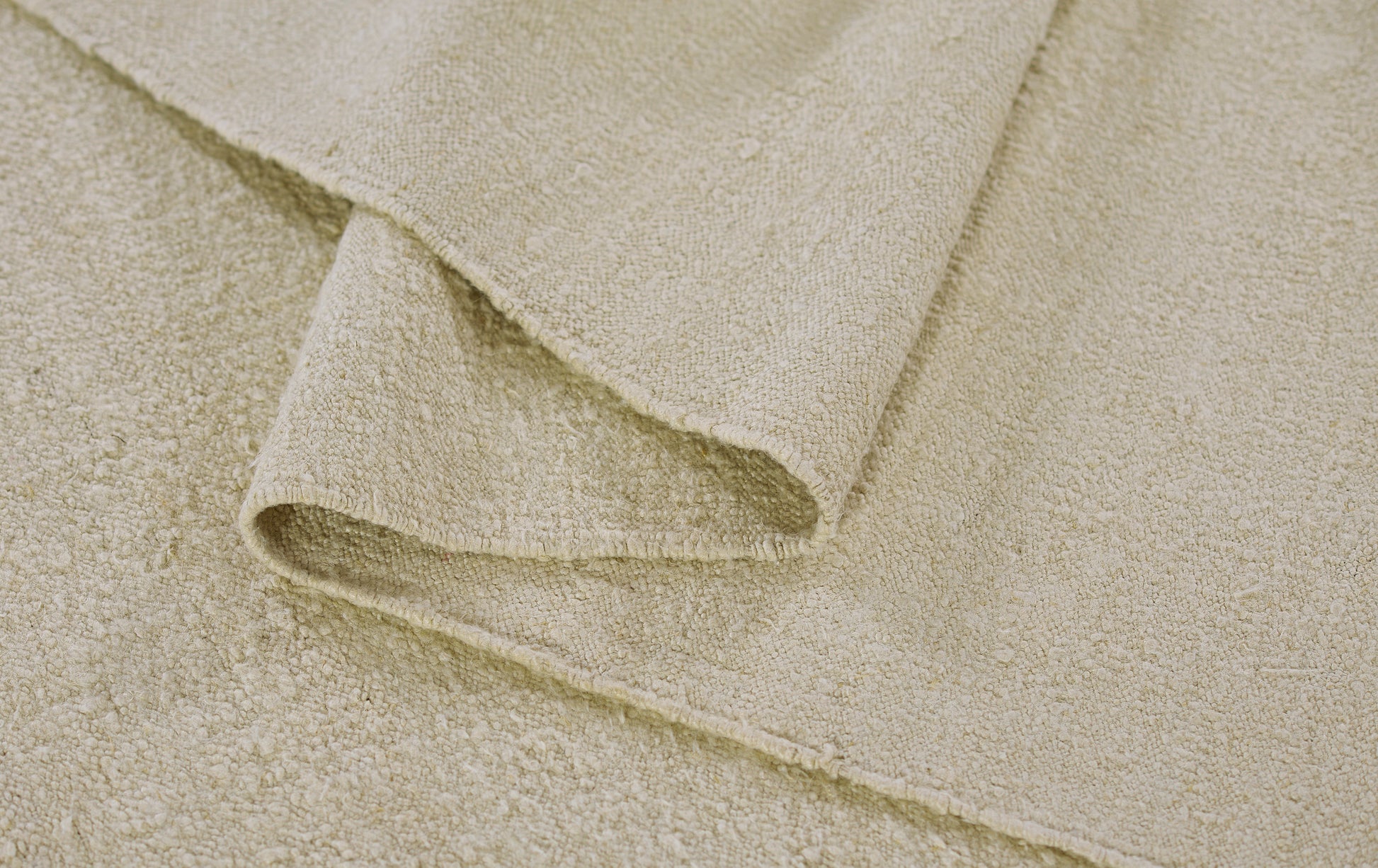 Ivory beige rug with stitched pattern, 5' x 8'.