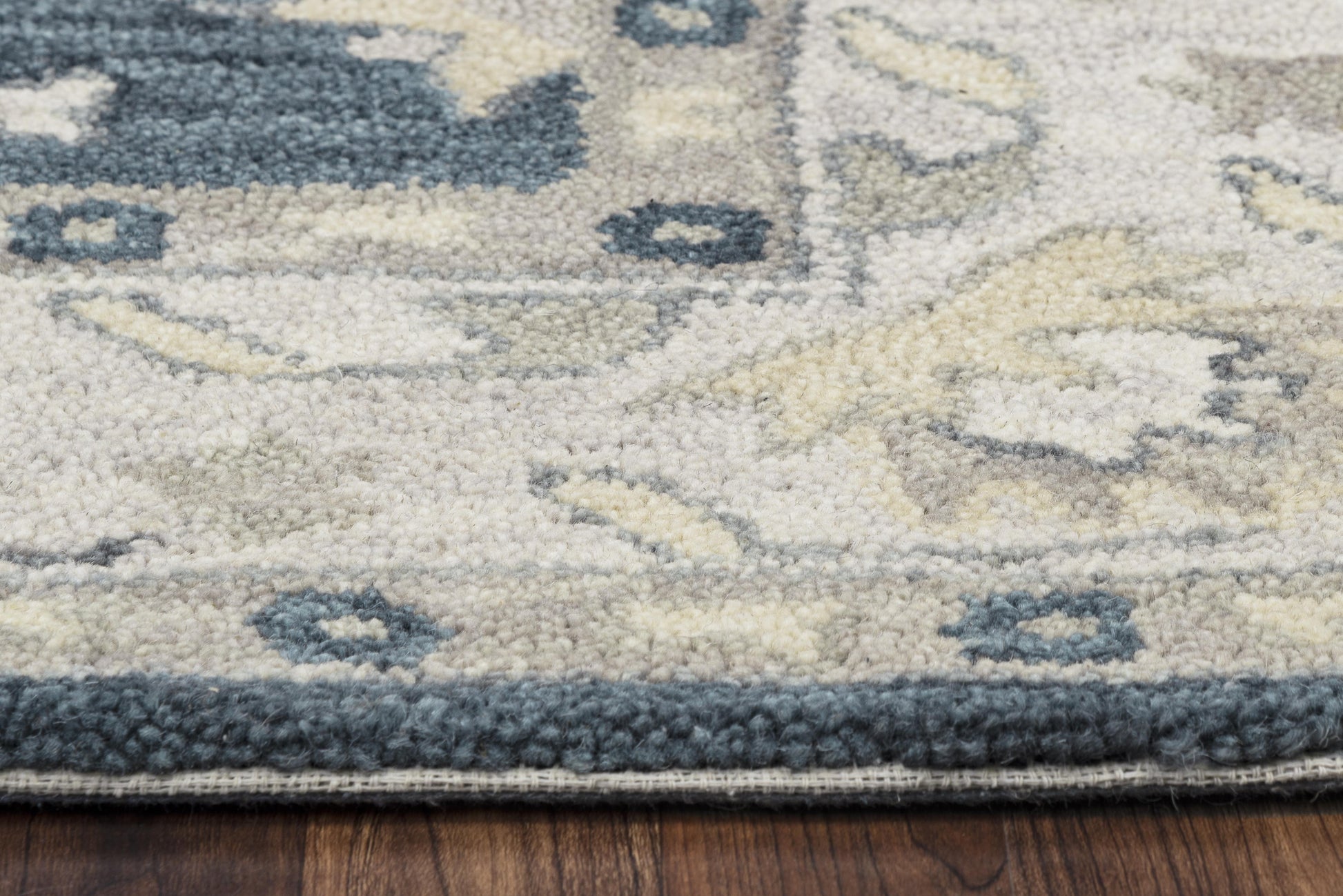 Traditional rug, 5' x 8'.