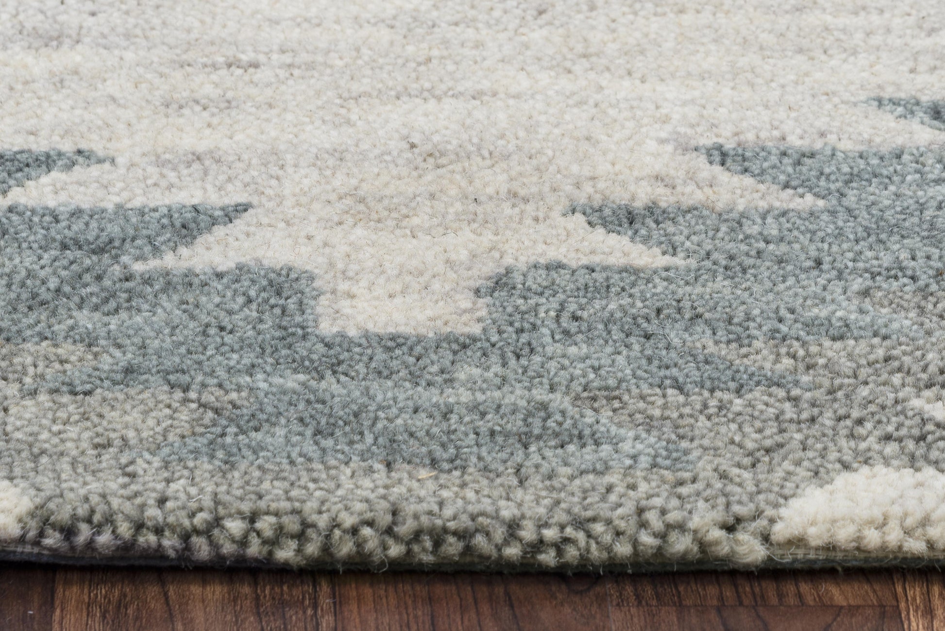Leone rug in rustic lodge style, 5' x 8'.