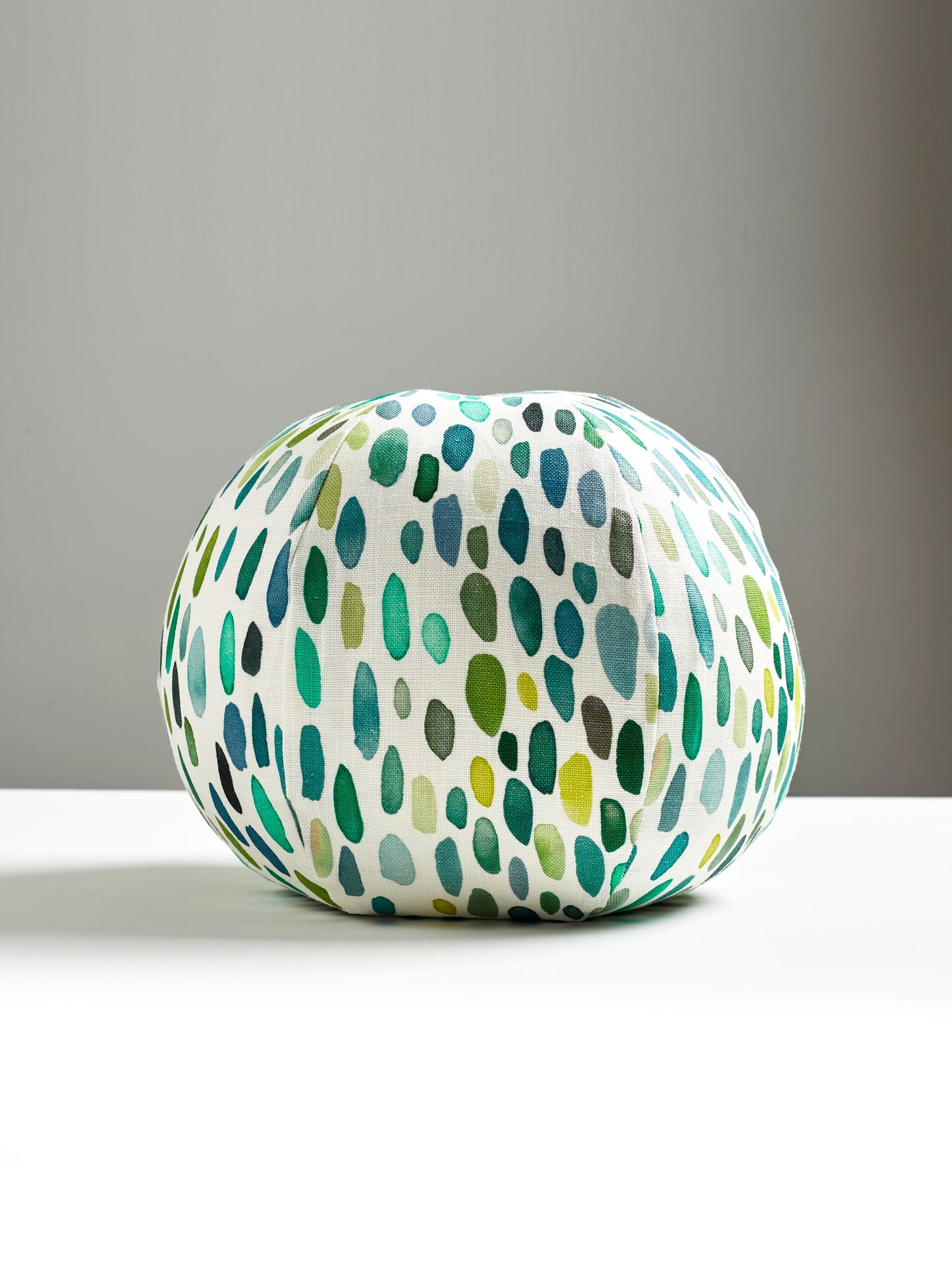 SCALAMANDRE PILLOWS   ABSTRACT 
DOTS / CIRCLES 
GRAPHIC ROUND    - LO 0006SJAMBPILL