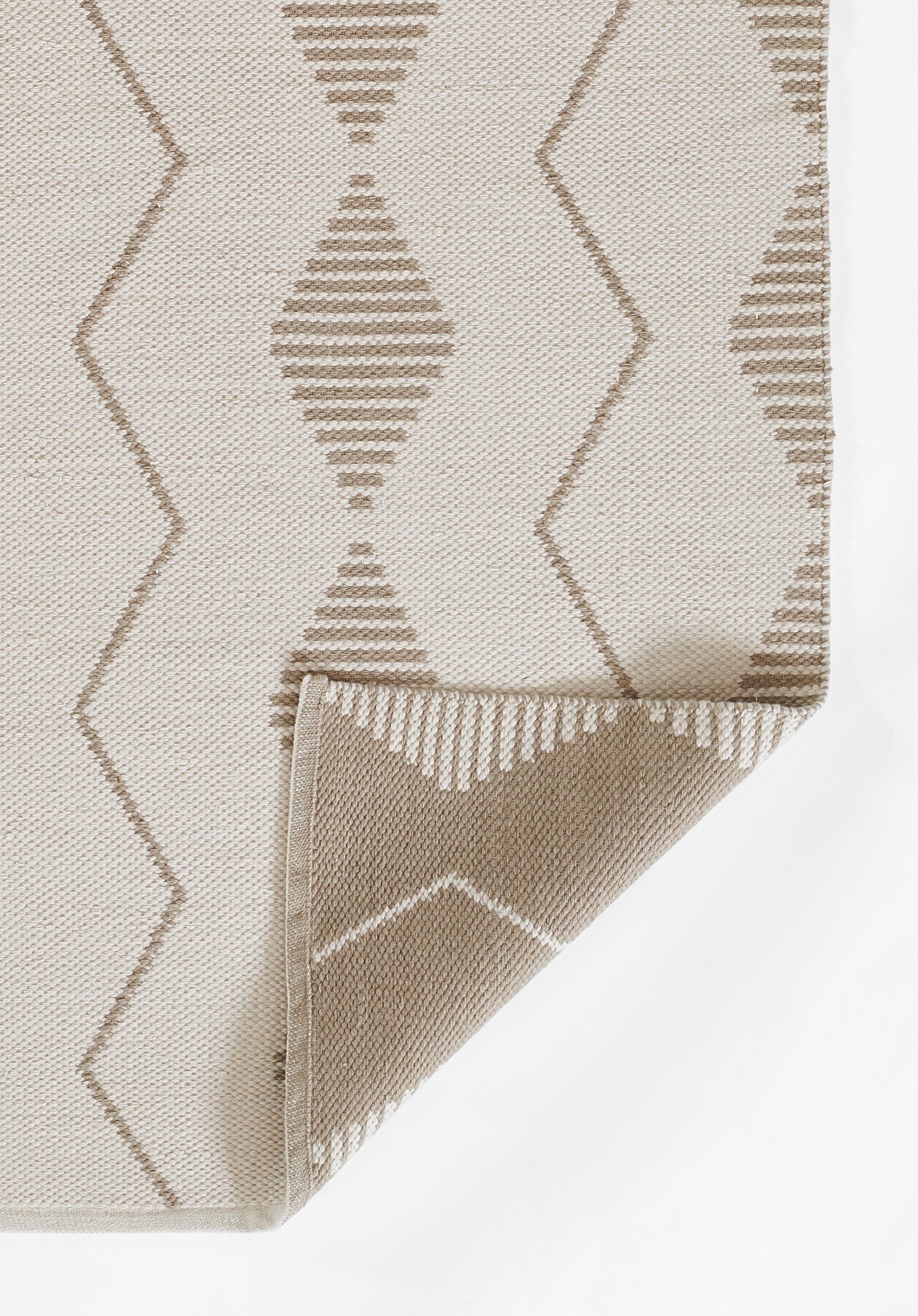 MALMOMLO-3IVY beige geometric rug with diamond pattern and zigzag edges; textured woven surface.