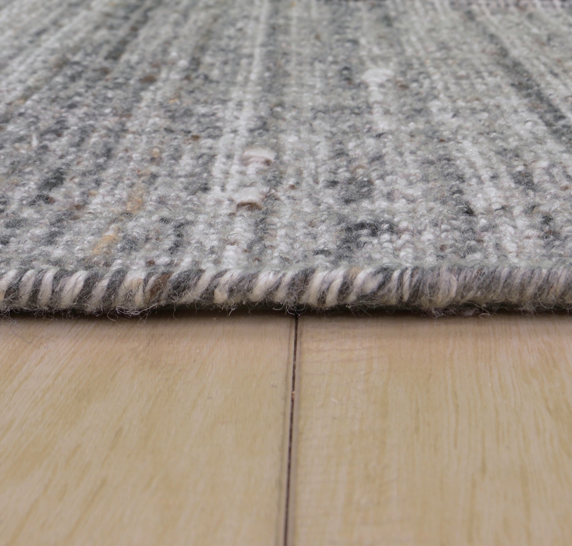 Casual rug, 5' x 8'.