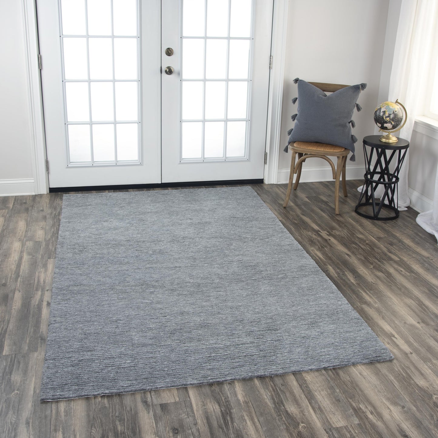Casual style area rug, 5' x 8'.