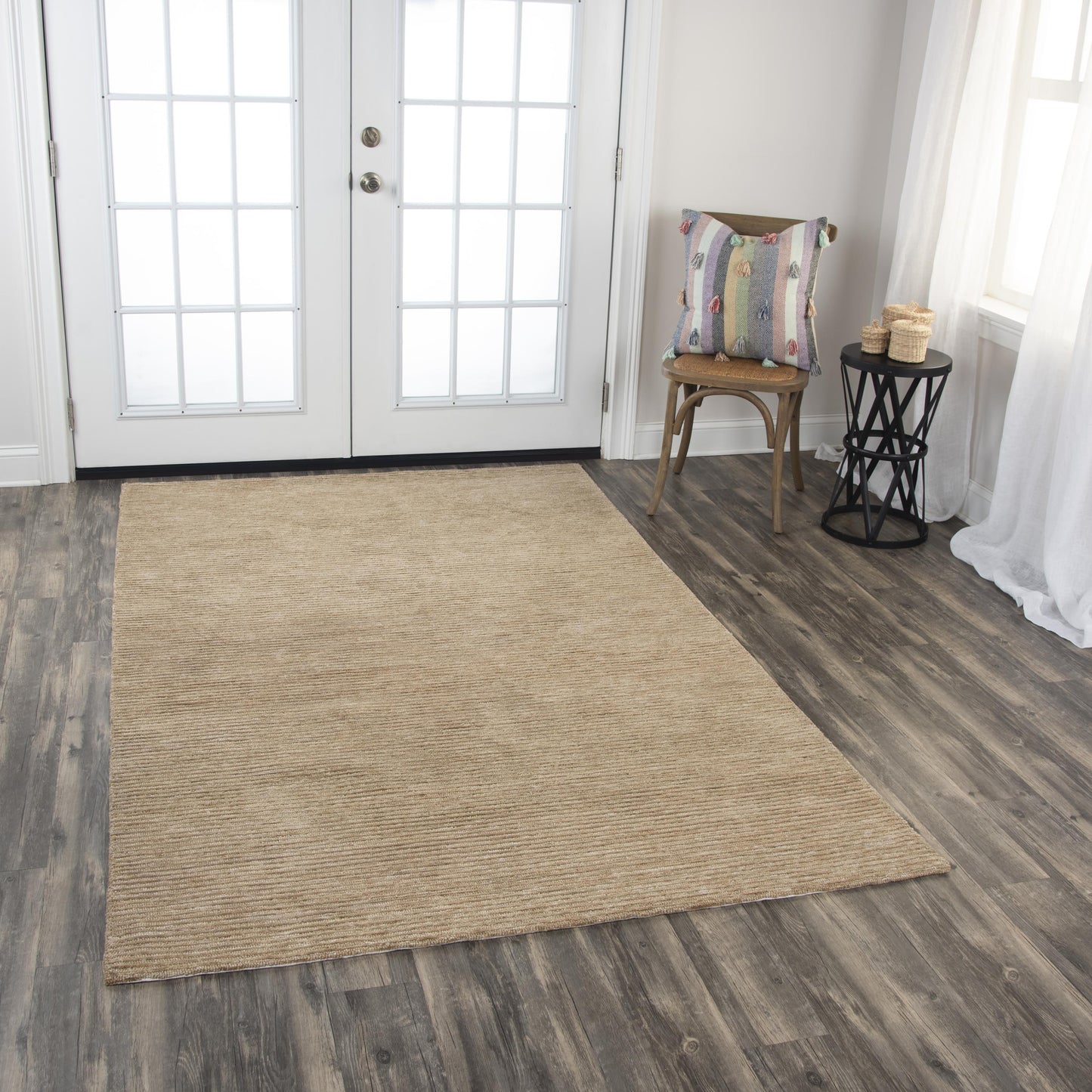 Casual 5' x 8' rug.