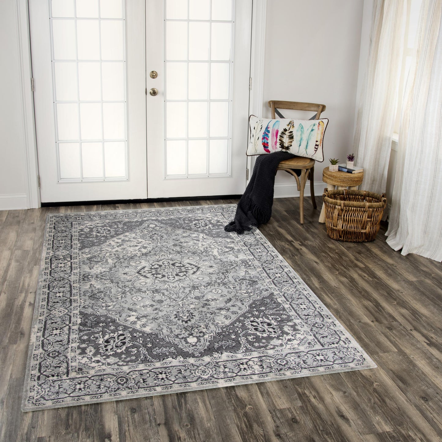 Traditional rug, 8' x 10'.