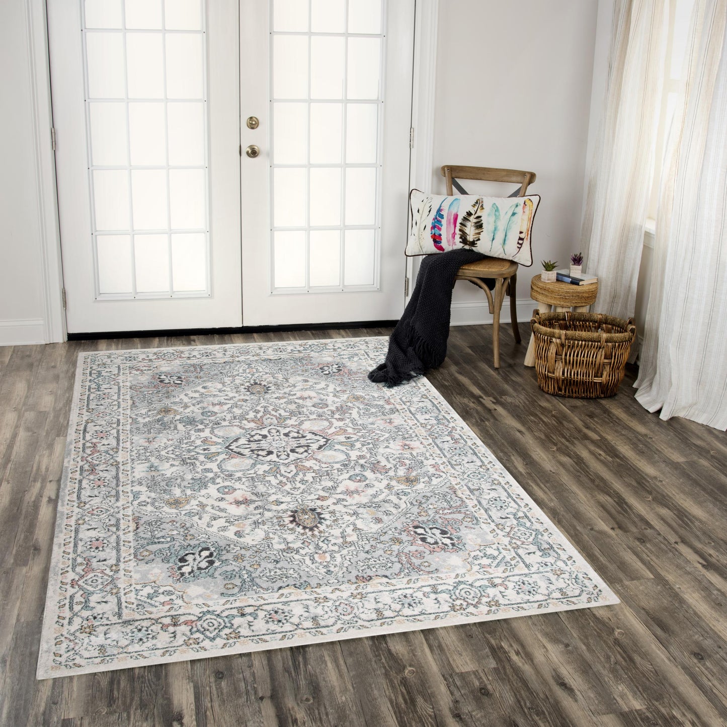 Traditional 8' x 10' area rug.