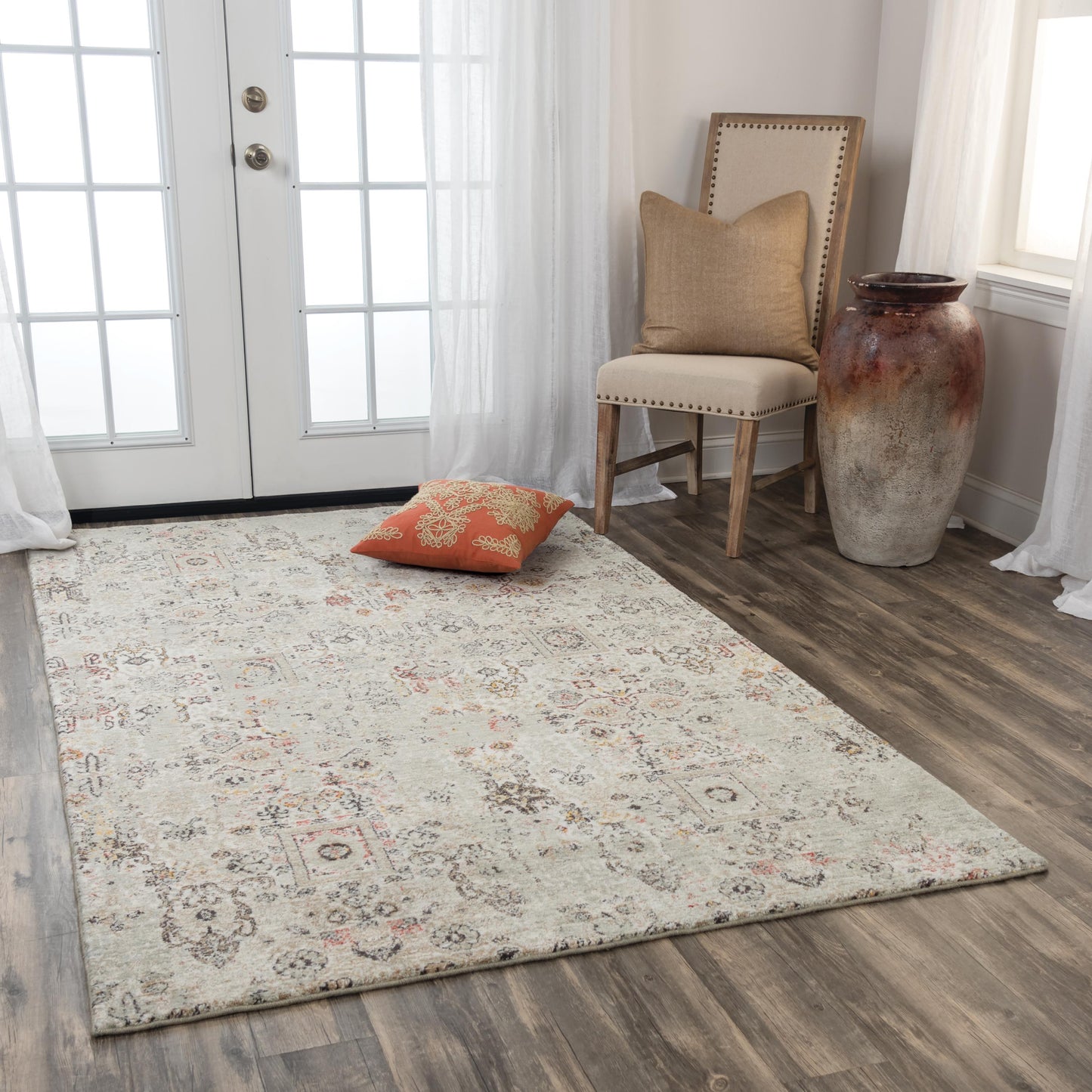 Traditional rug, 5' x 8'.