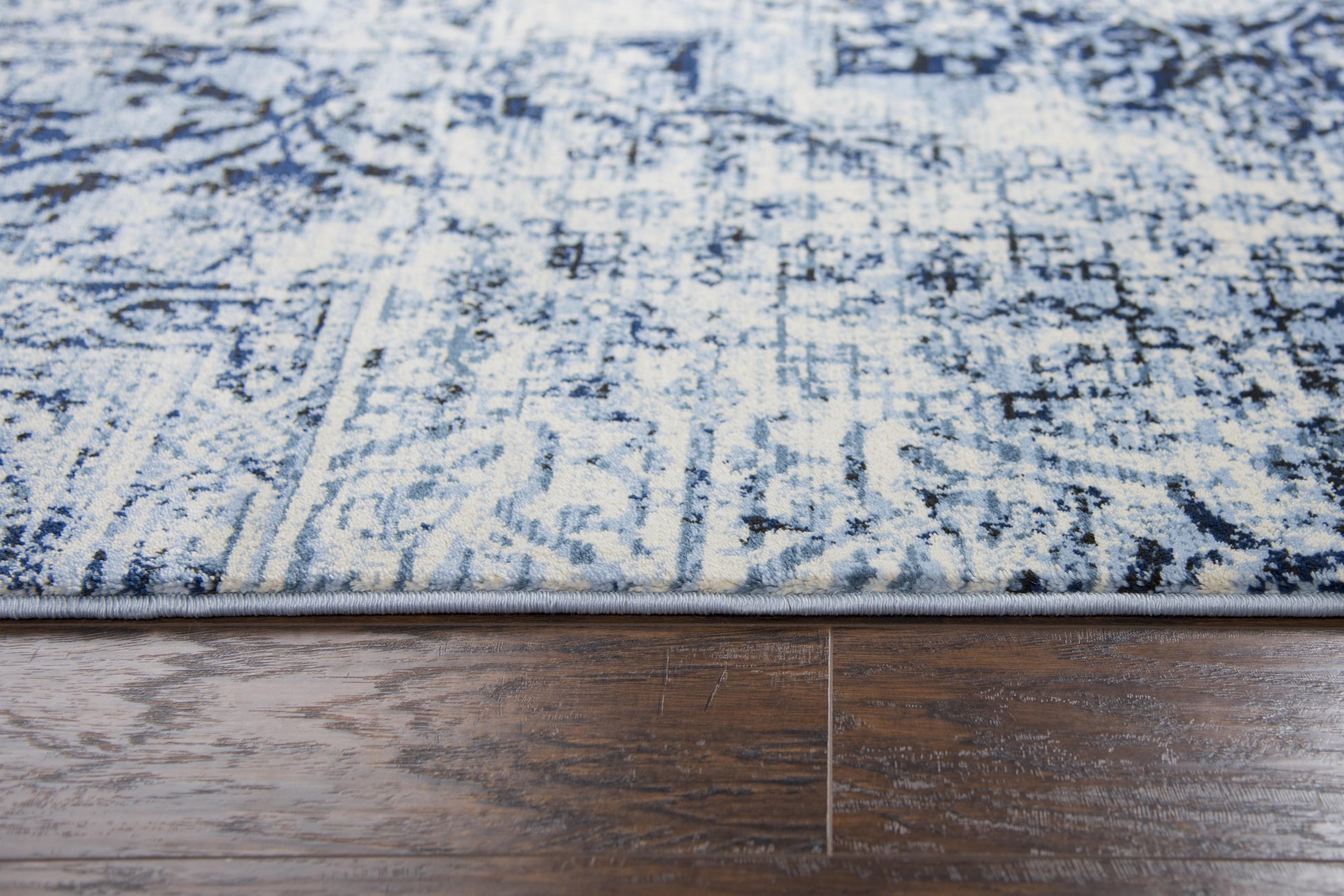 Patterned area rug, transitional style, 3' x 5'.