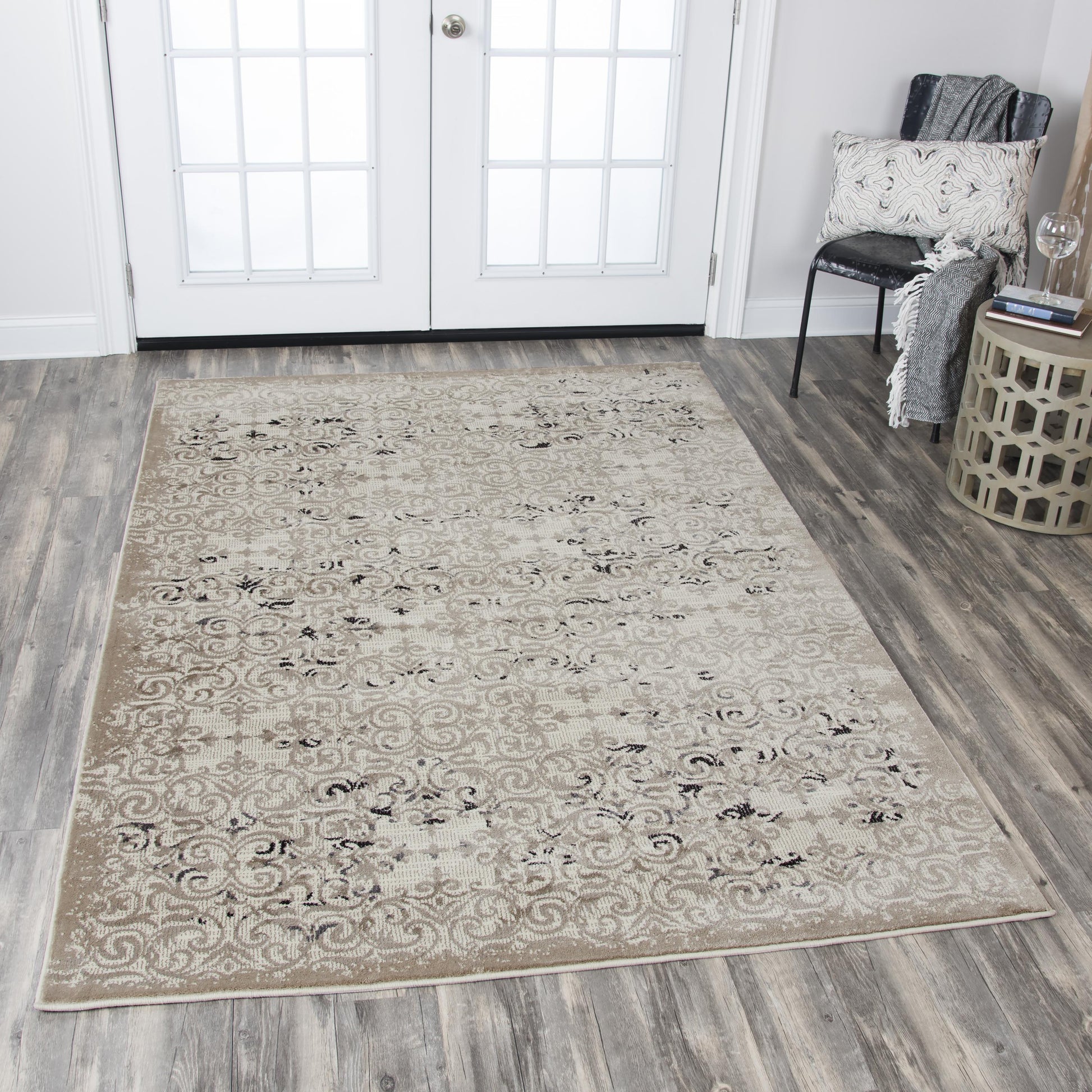Traditional-style rug, 10' x 13'.