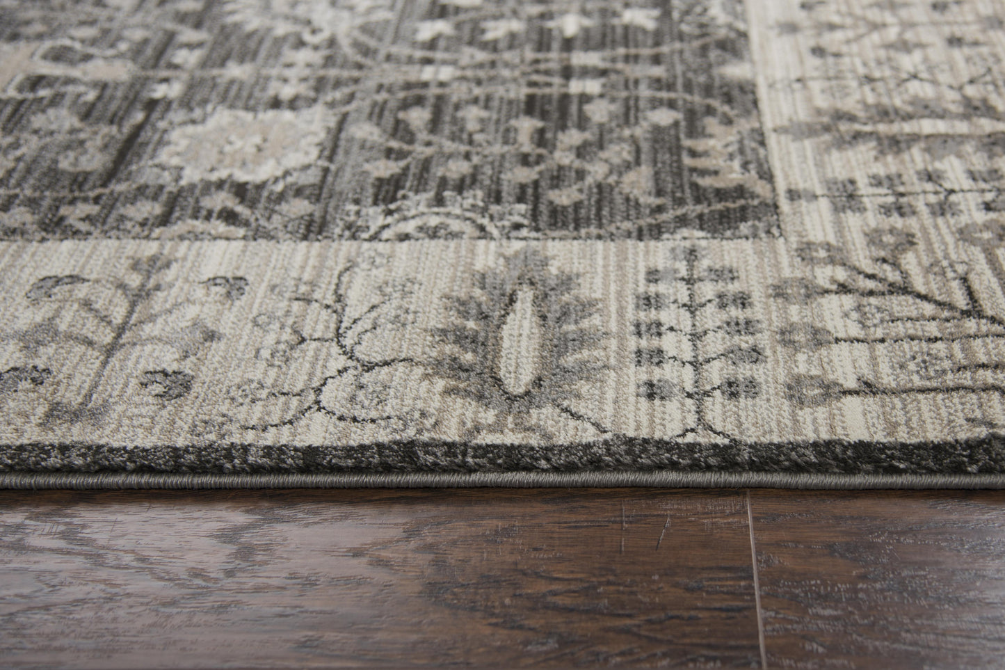 Traditional 5' x 8' rug