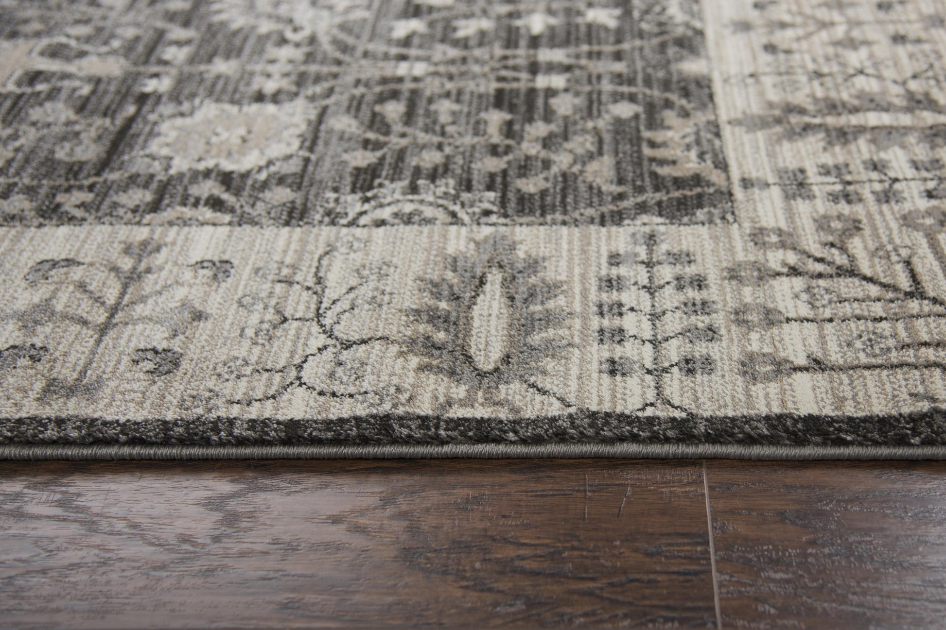 Traditional 5' x 8' rug