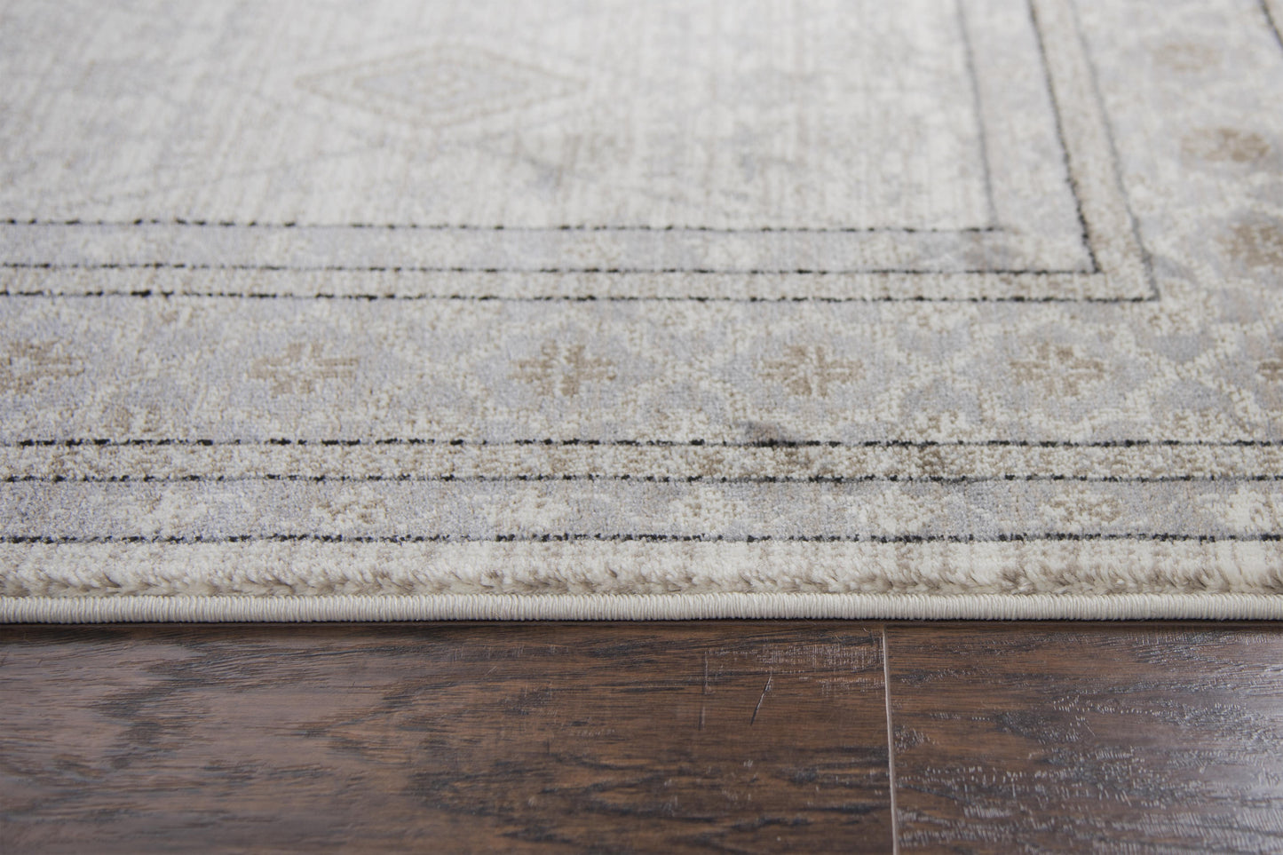 Traditional rug, 2' x 8