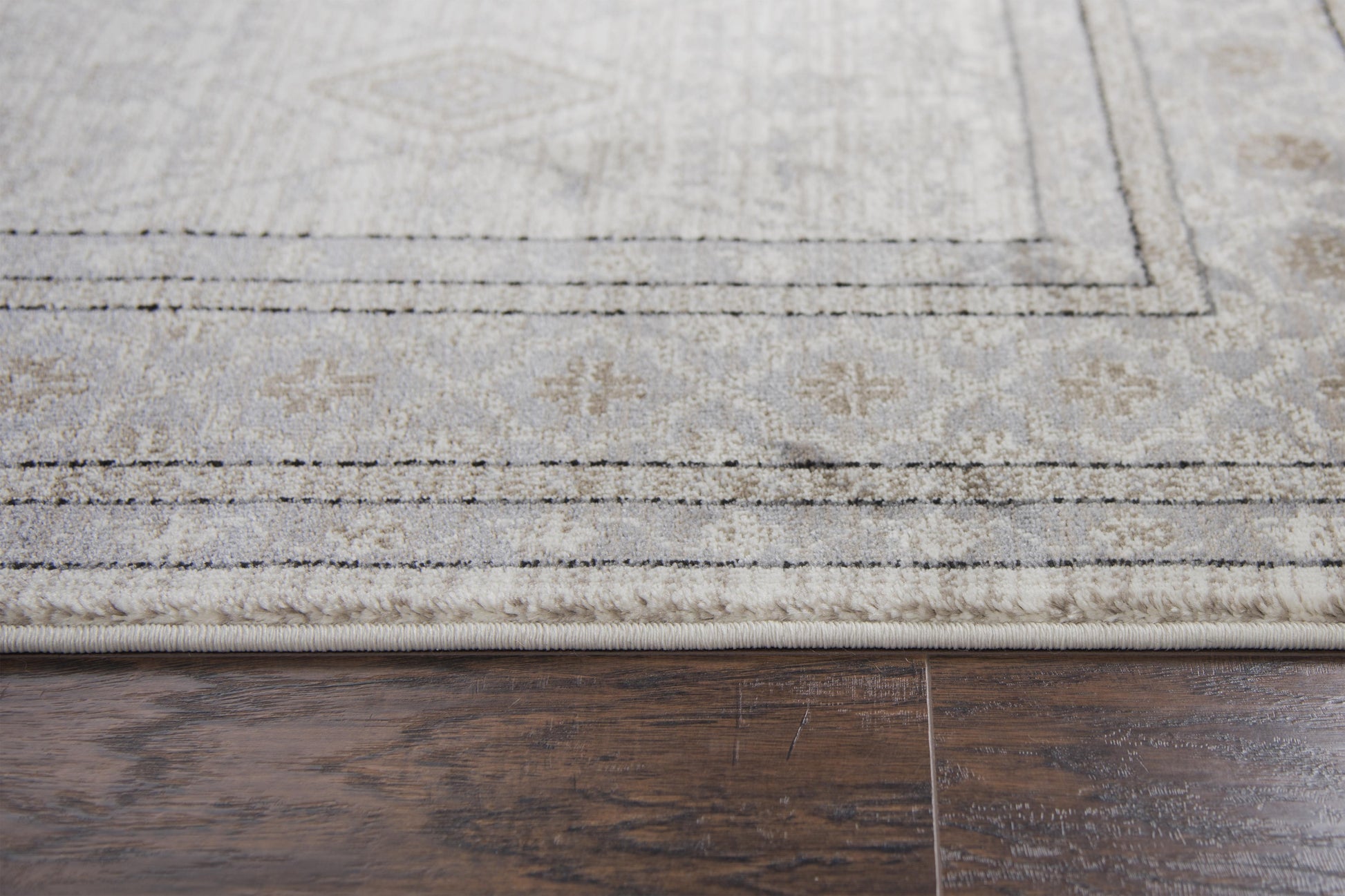 Traditional rug, 3' x 5'.