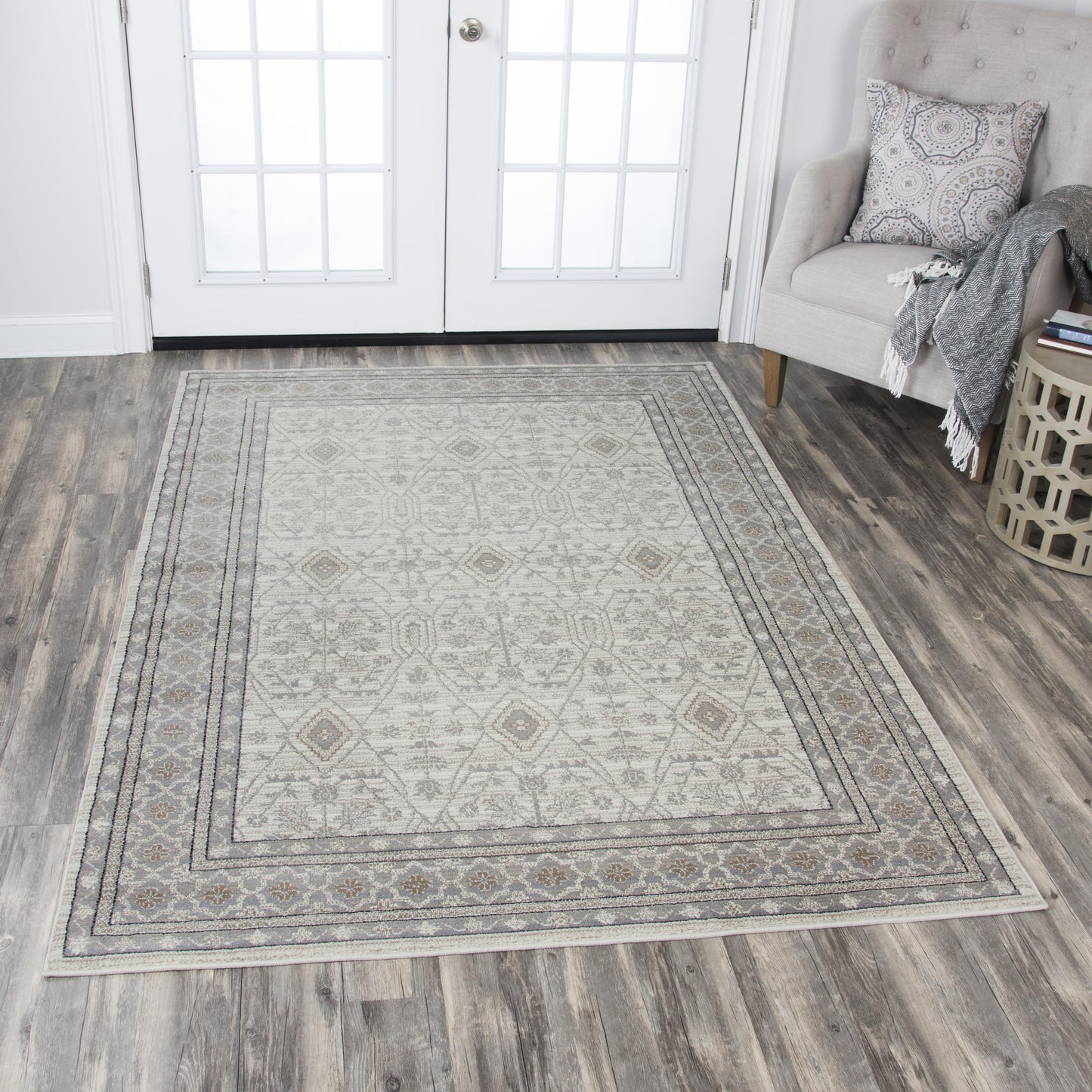 Traditional rug, 5' x 8'.
