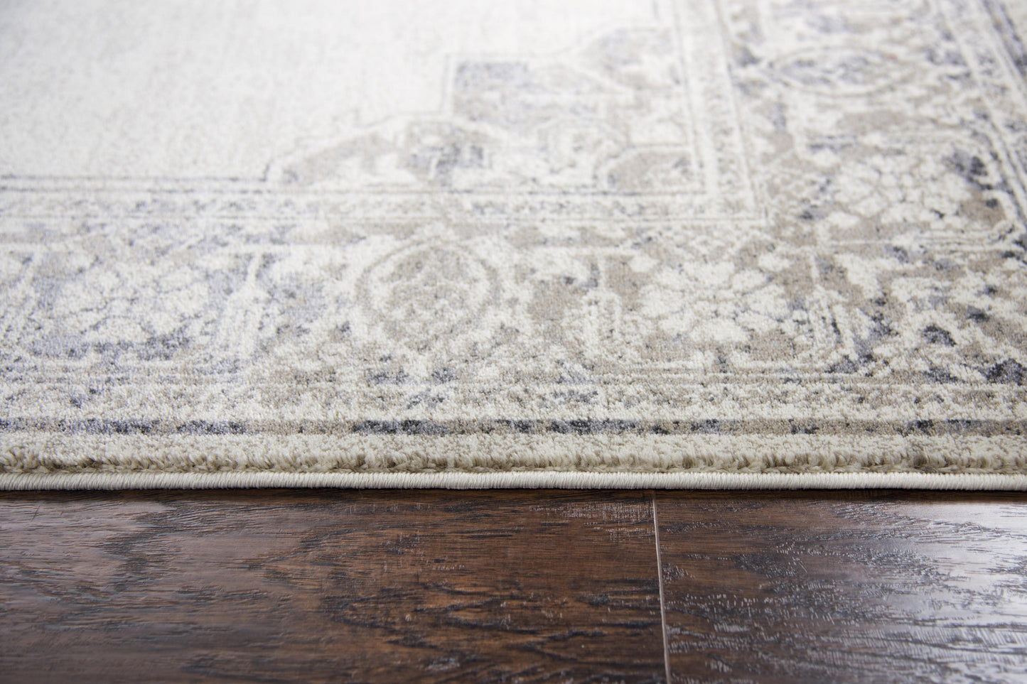 Traditional style rug, 5' x 8'.