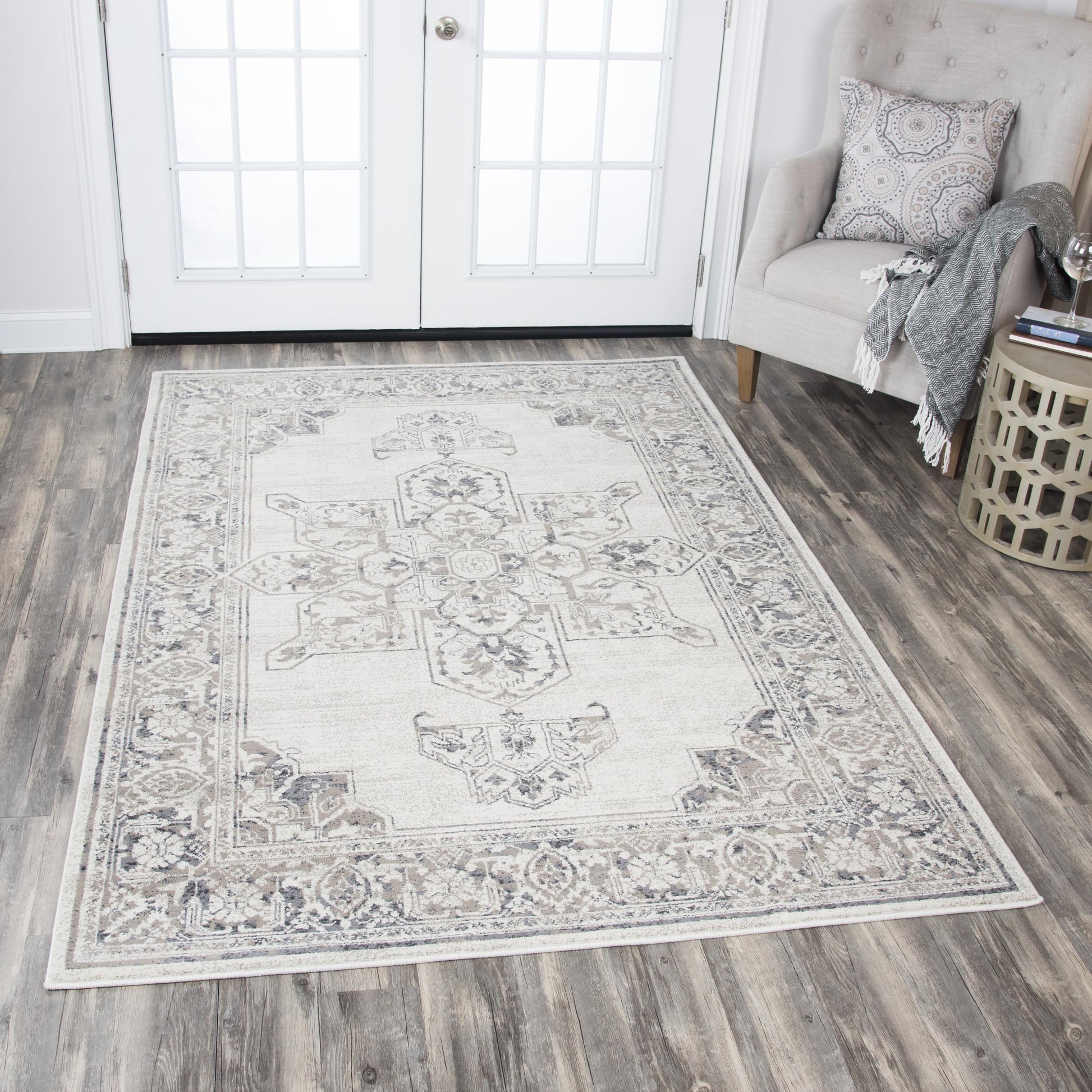 Traditional style rug, 5' x 8', with an intricate pattern.