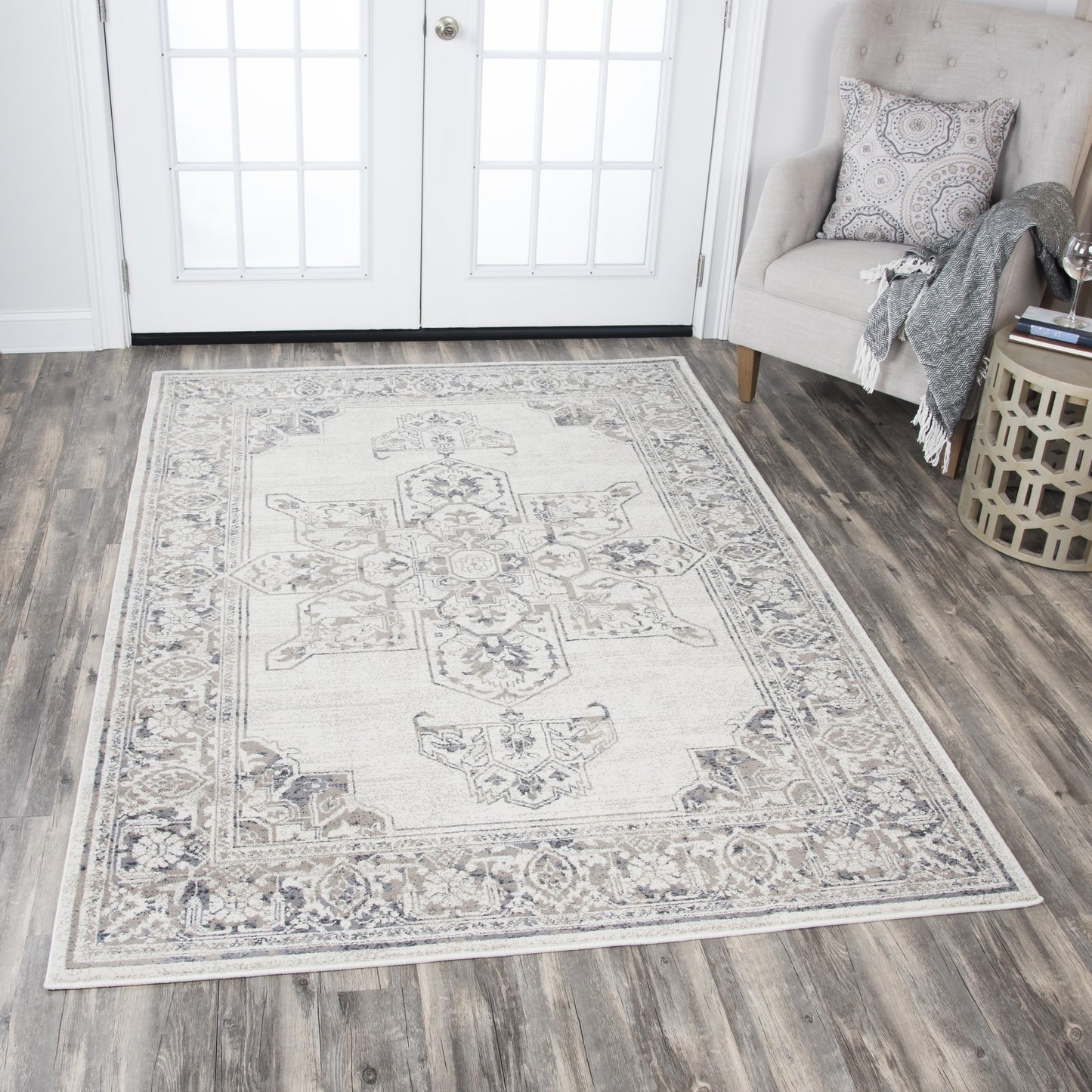 Traditional 8' x 10' rug.