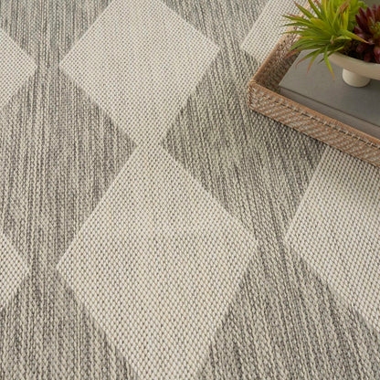 Modern light gray rug, 5' x 7'.