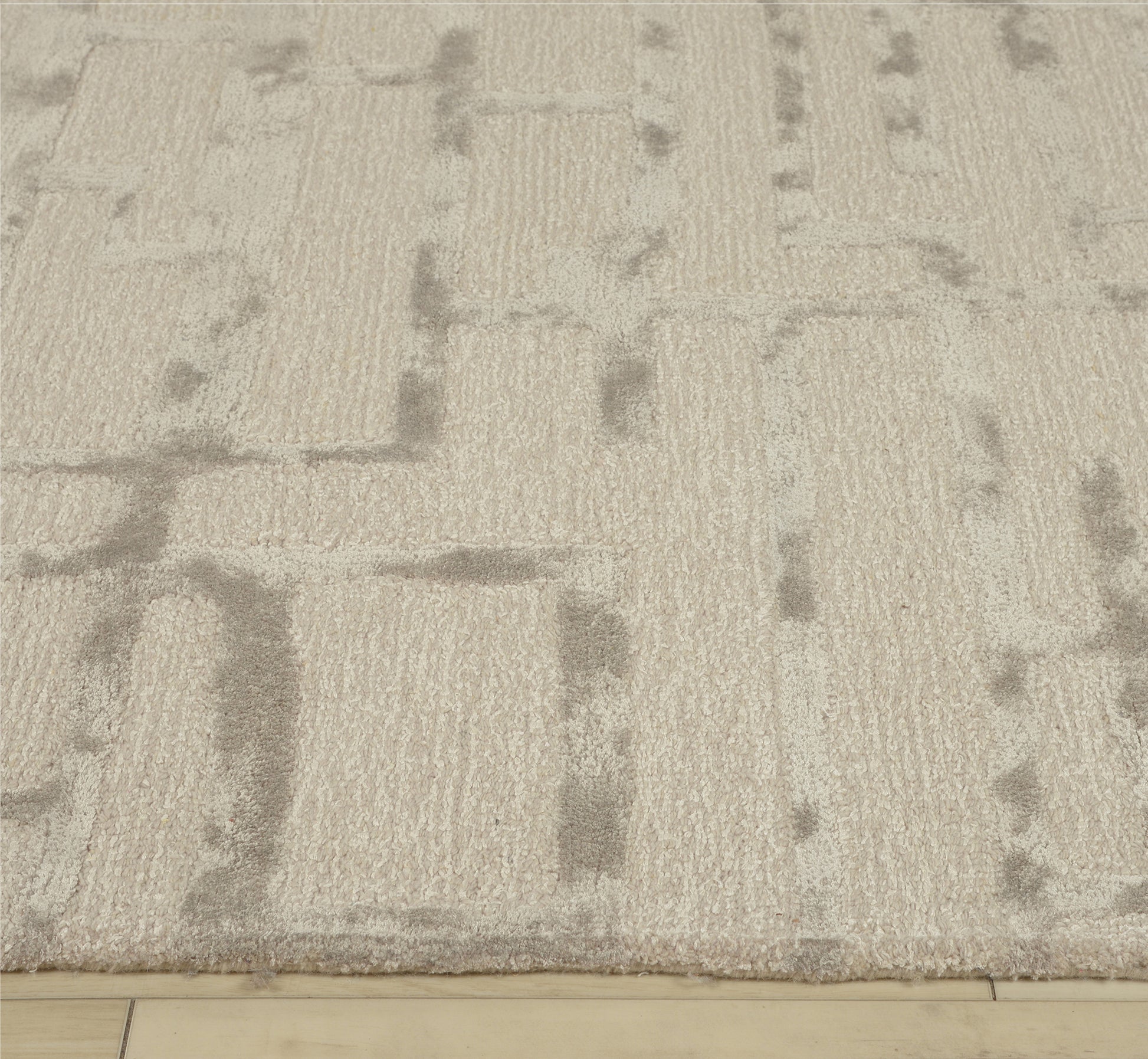 Modern rug, 2' x 3'.
