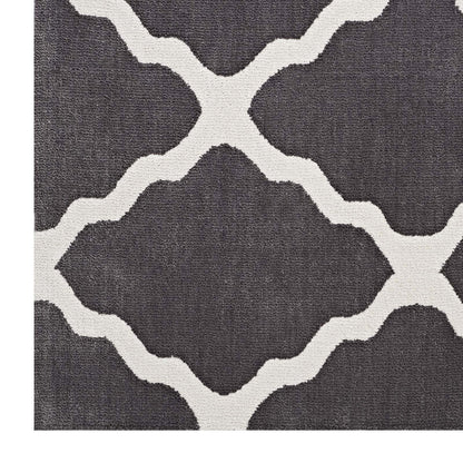 Dark gray rug with cream interlocking lattice pattern and woven texture; modern geometric trellis design.