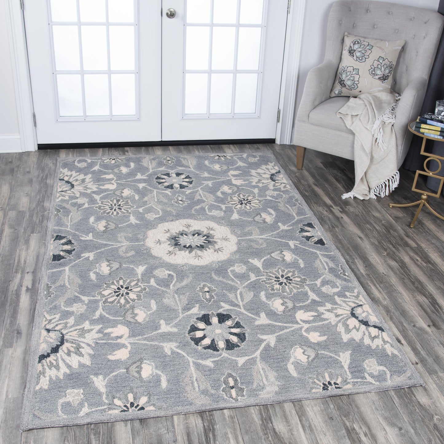 Traditional rug, 9' x 12'.