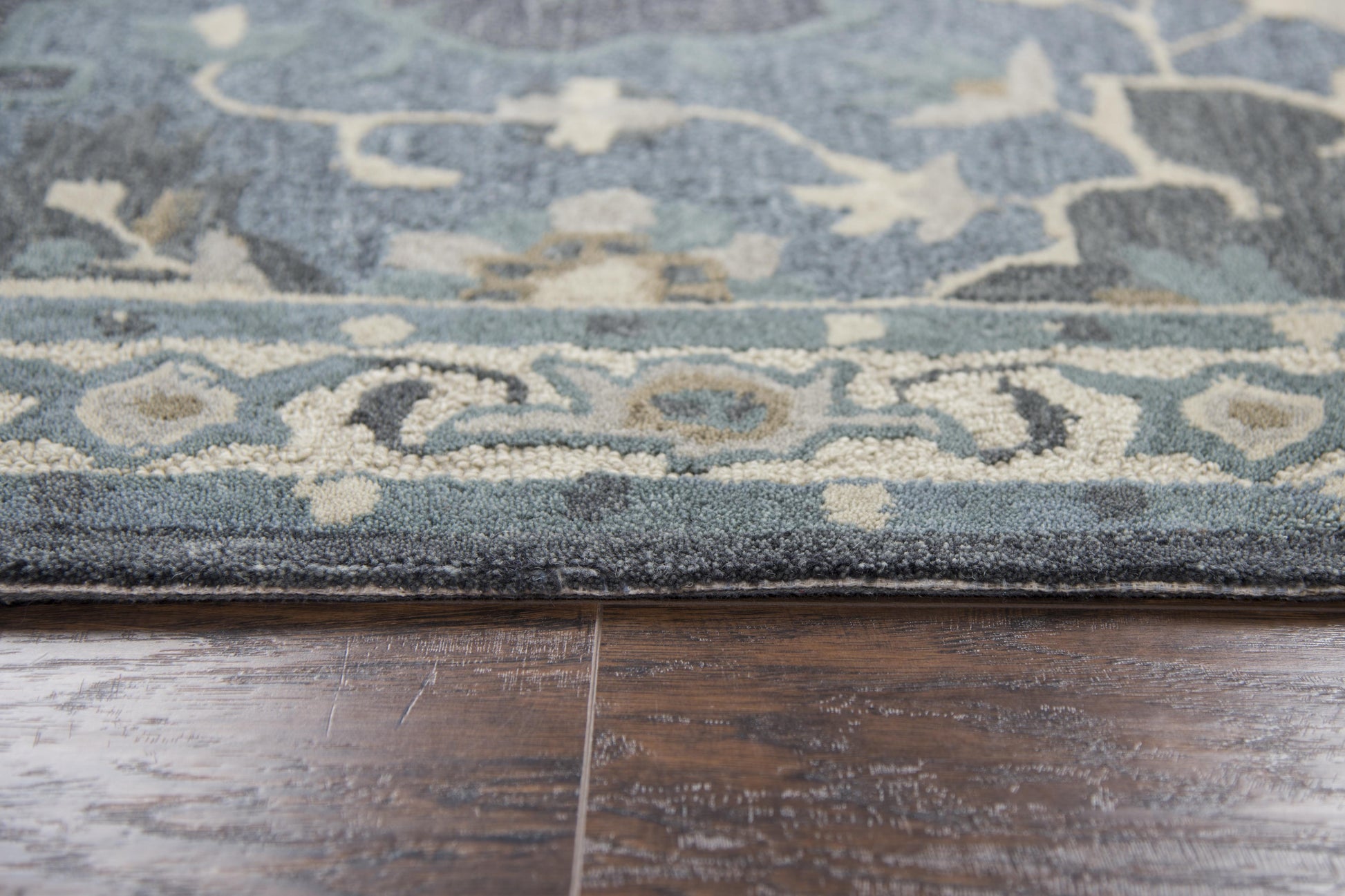 Traditional 8' x 10' rug