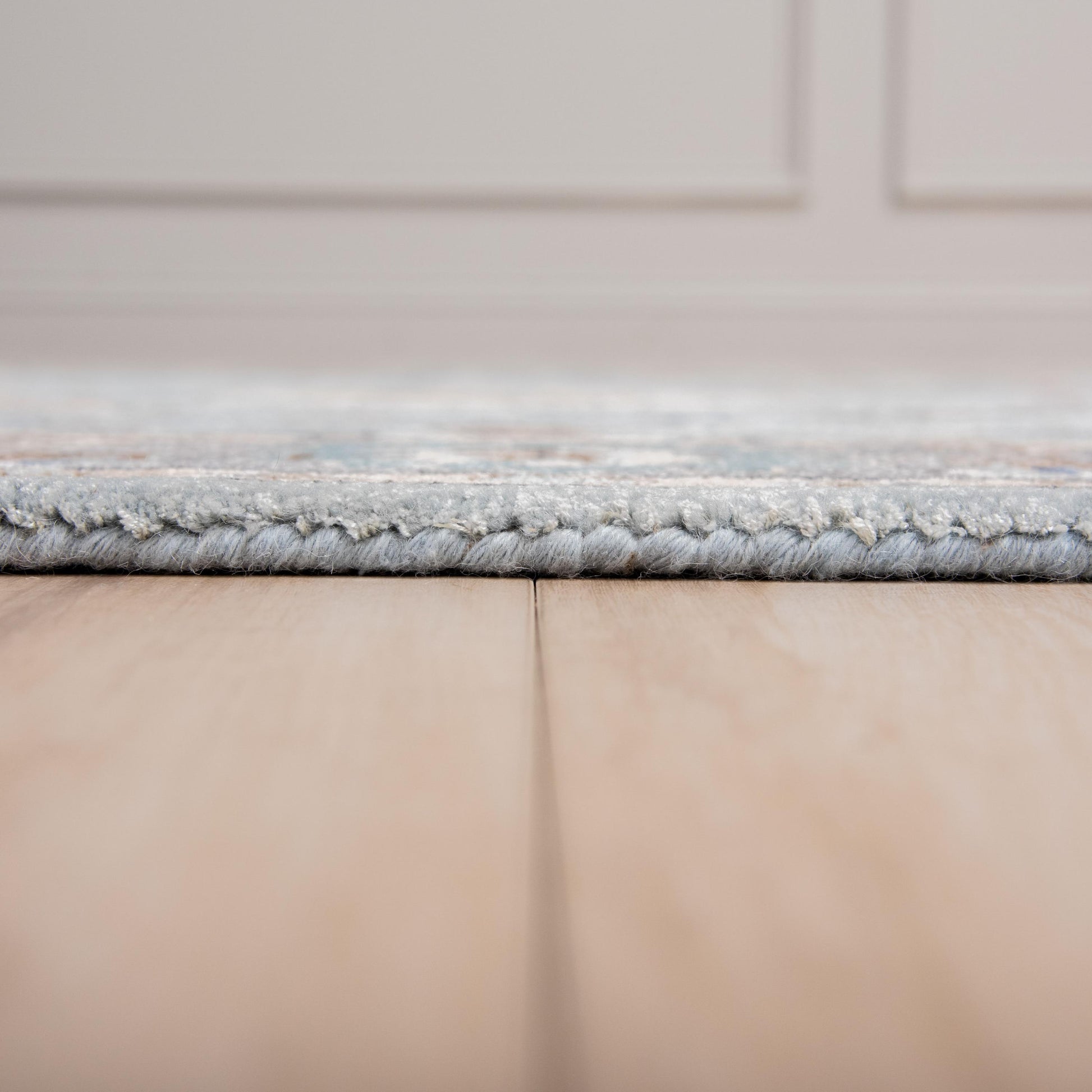 Sapphire traditional rug, 2' x 3'.