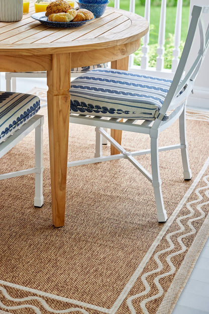 Beige rug with zigzag border (2' x 3')
