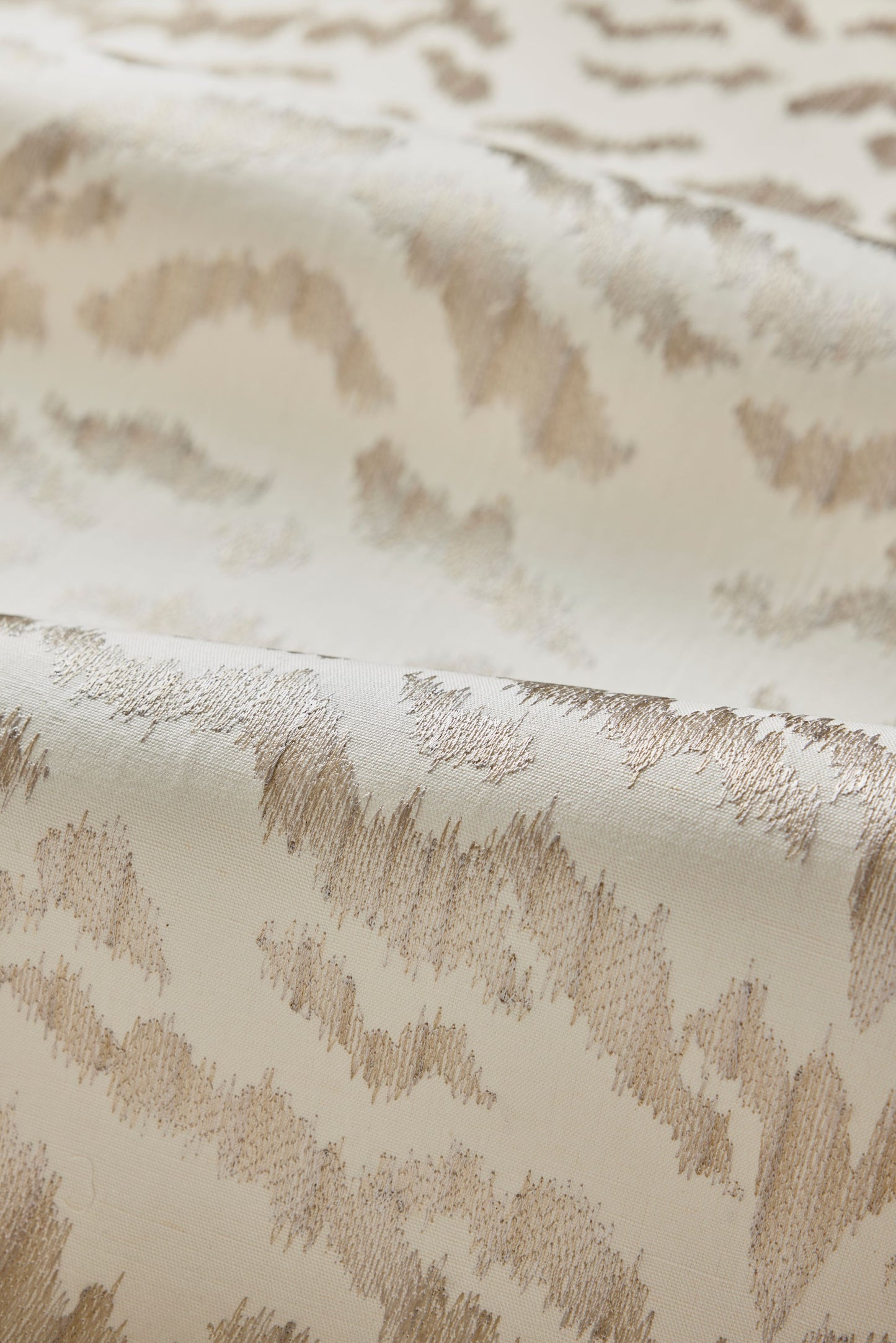 SCALAMANDRE  TIGRESS WALLCOVERING ANIMAL SKIN FROST   - SC 0001WP88506 NEW SKU # SCWP885060001