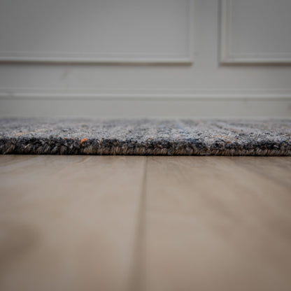 Casual rug, 8' x 10'.