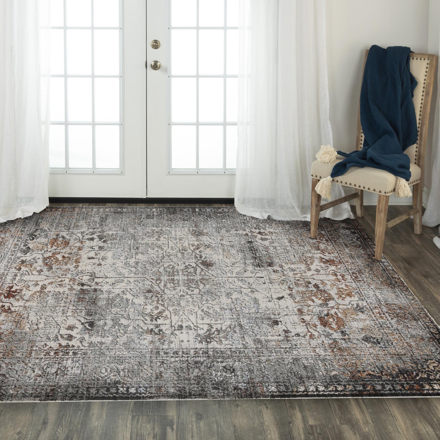 Contemporary rug, 4' x 6'.