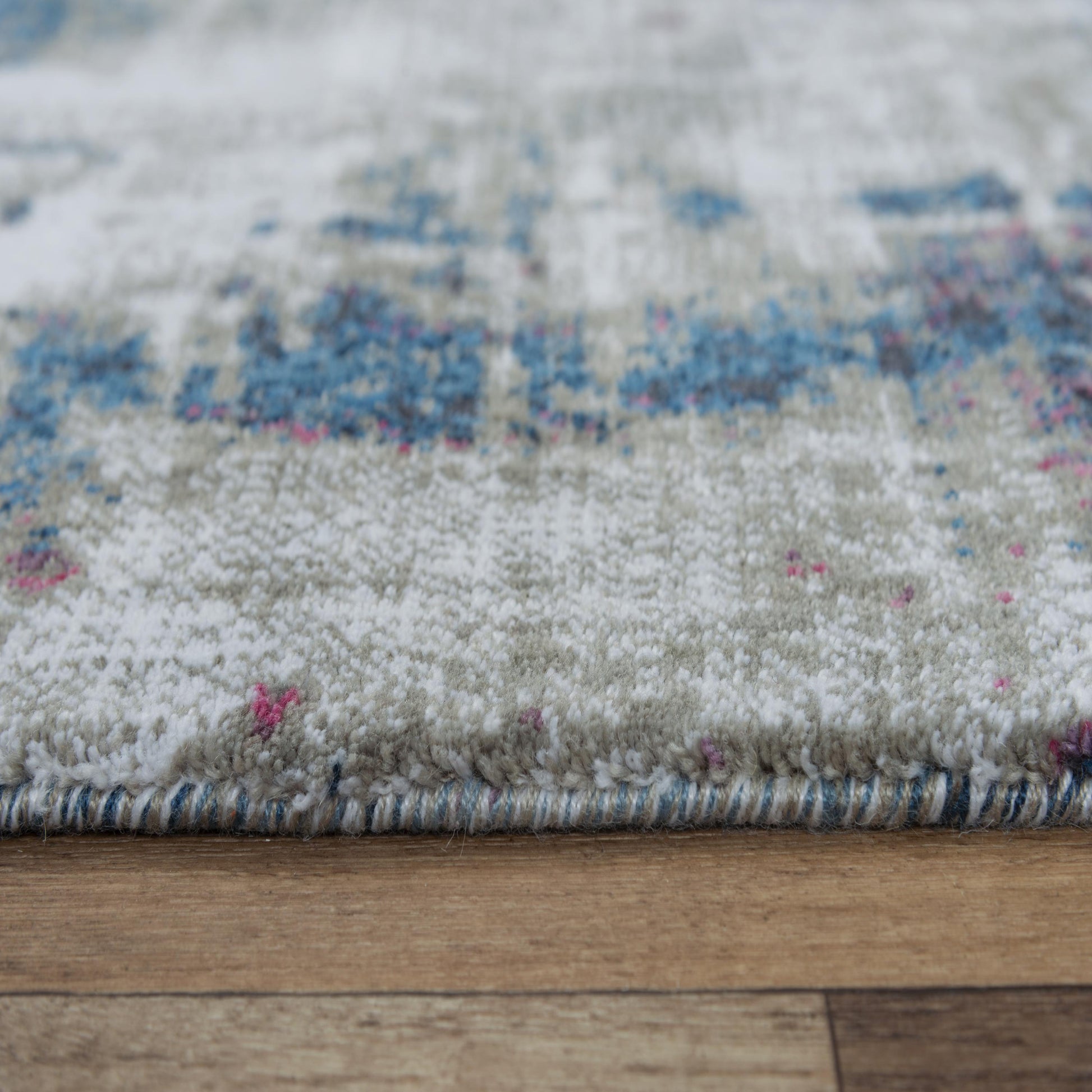 10' x 13' rug, contemporary style.