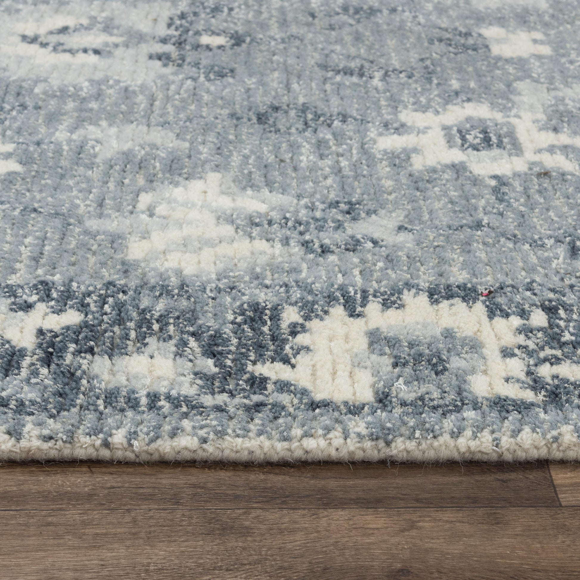 Serena traditional rug, 5' x 8'.