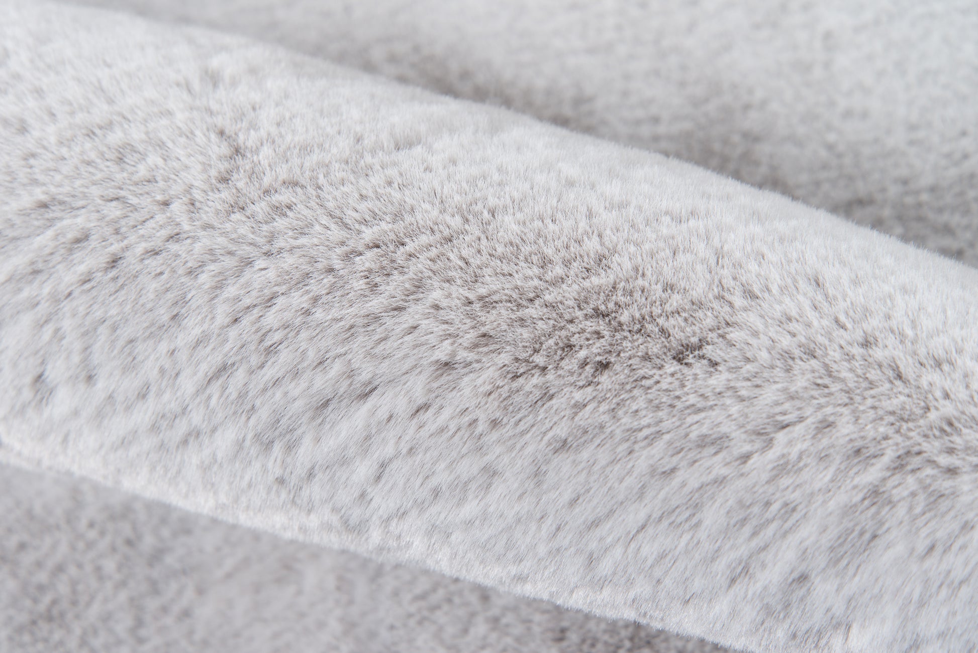 Light gray plush shag rug with long fibers, 5' x 7'.