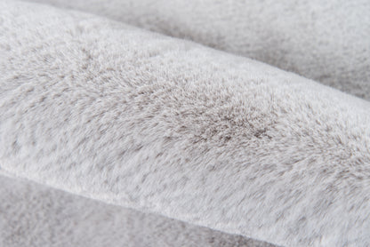 Light gray plush shag rug with long fibers, 5' x 7'.