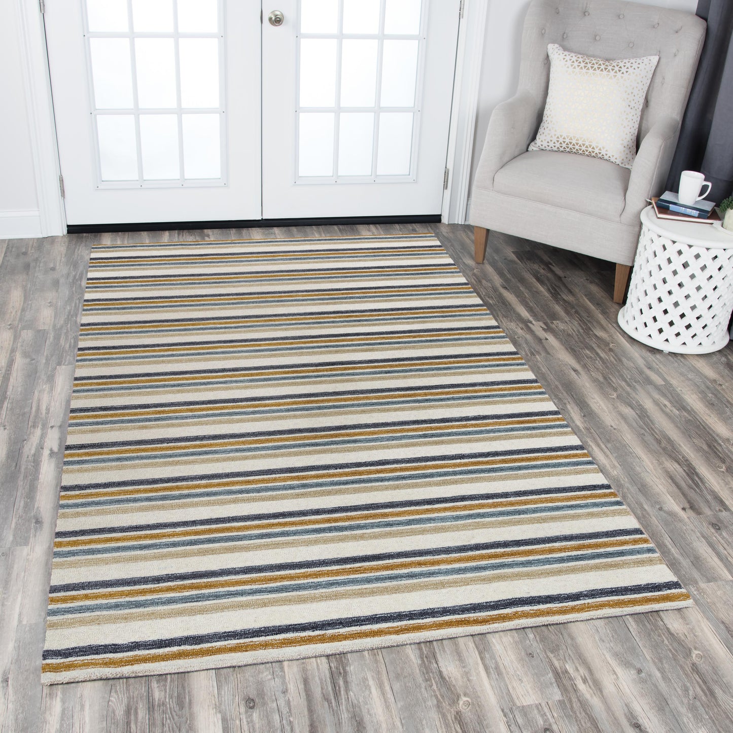 Contemporary rug, 5' x 8'.