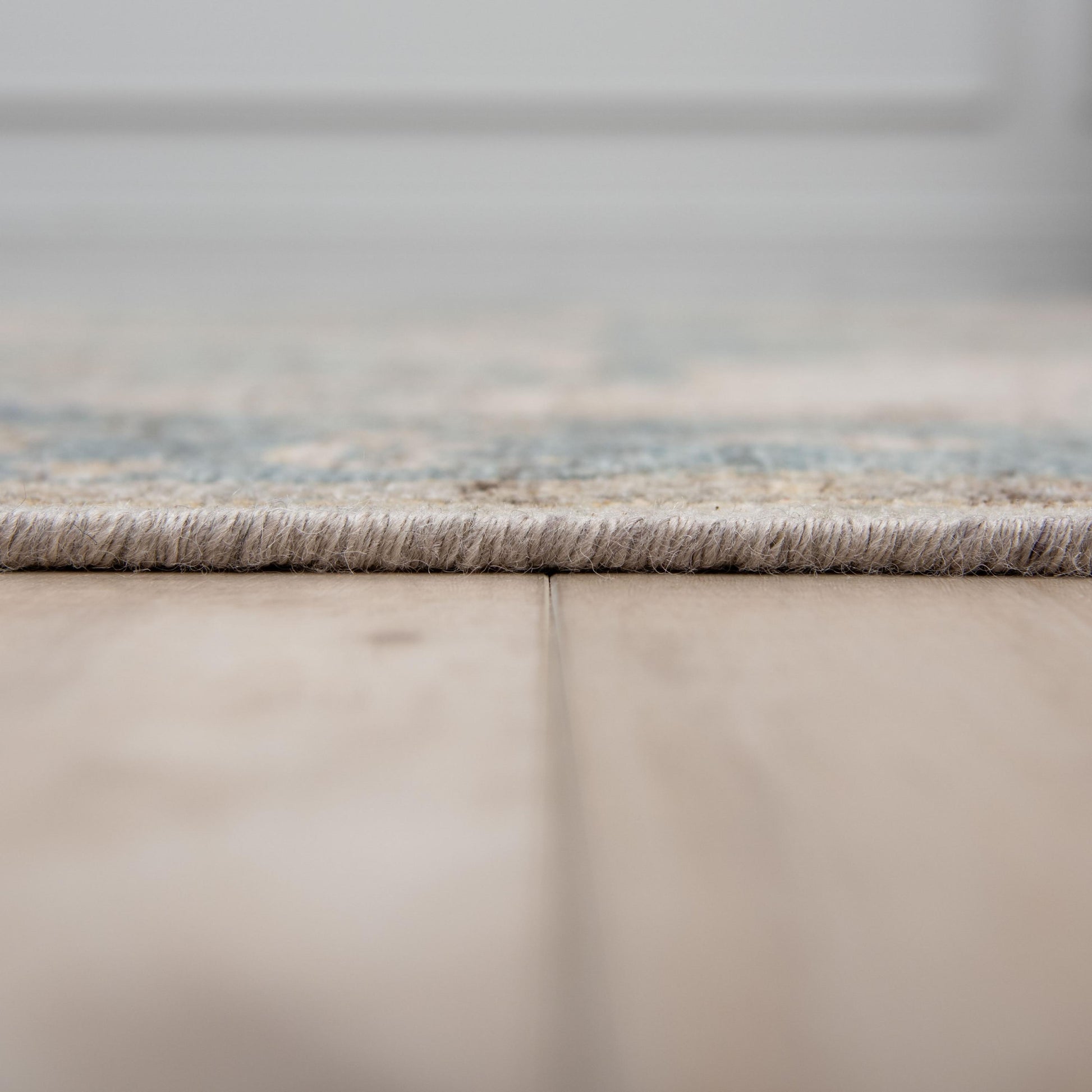 Traditional rug, 6' x 9'.