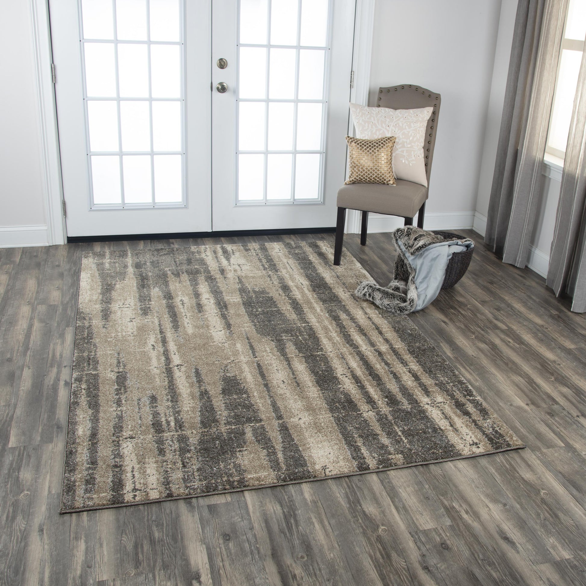 Valencia contemporary rug, 4' x 6'.