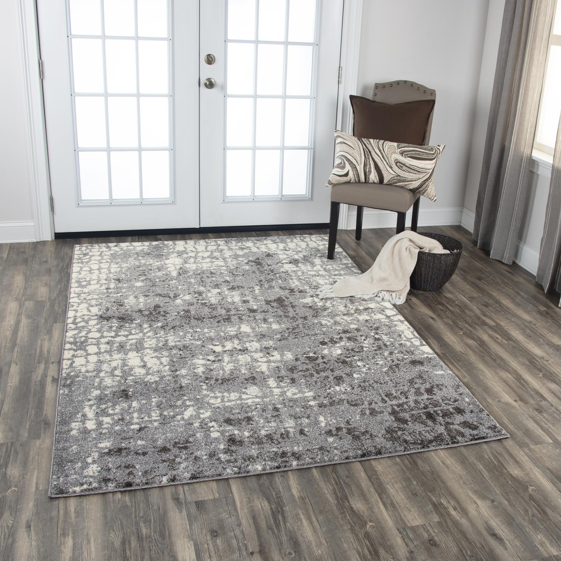 Contemporary rug, 5' x 8'.
