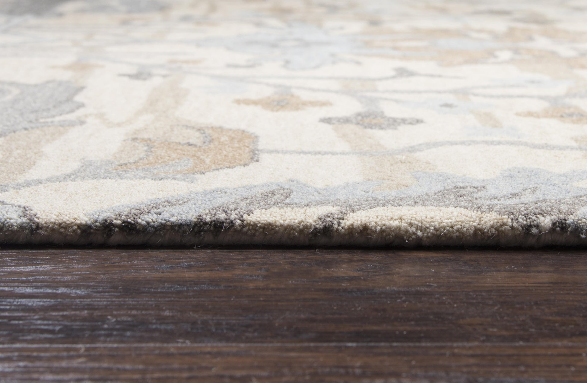 Traditional 5' x 8' rug