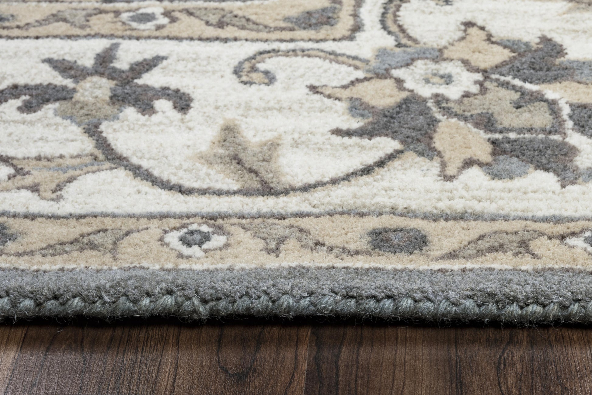 Valintino Traditional rug, 9' x 12'.