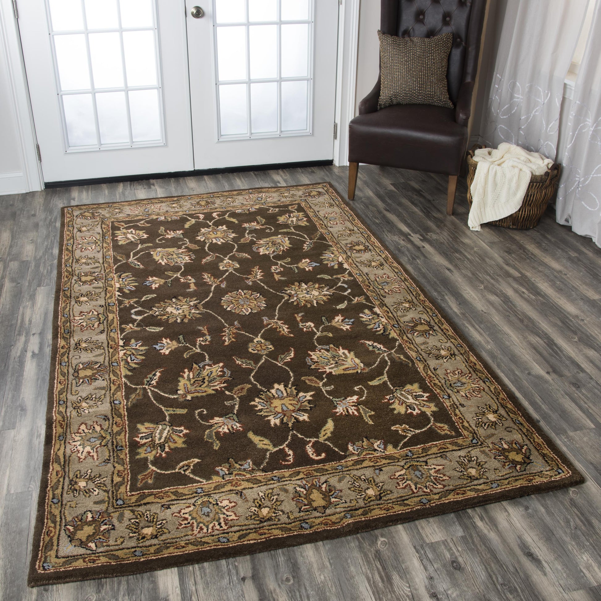 Traditional rug, 5' x 8'.