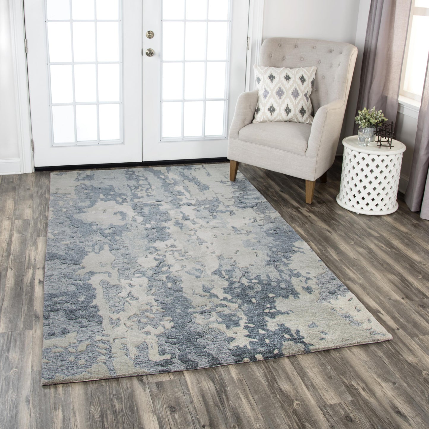 Contemporary rug, 5' x 8'.