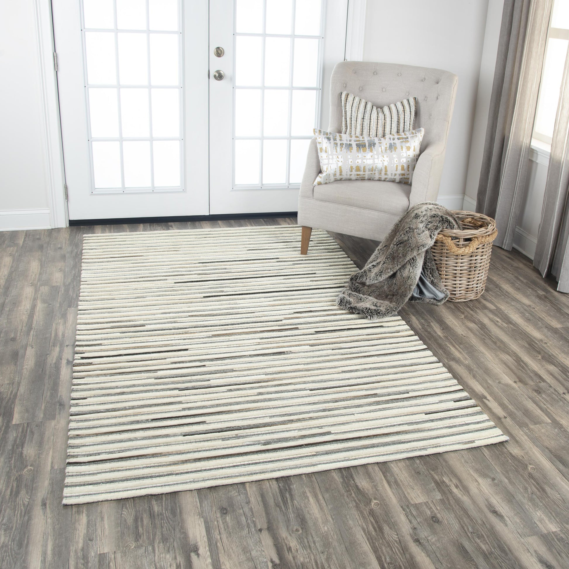Contemporary area rug, 8' x 10'.