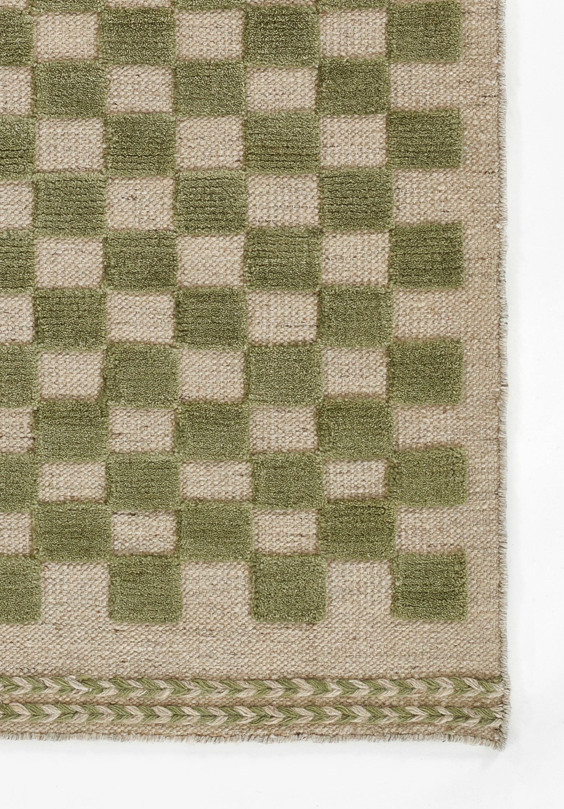 Geometric beige and olive checker woven runner rug with a braided green-beige border, 2'6" x 8'.